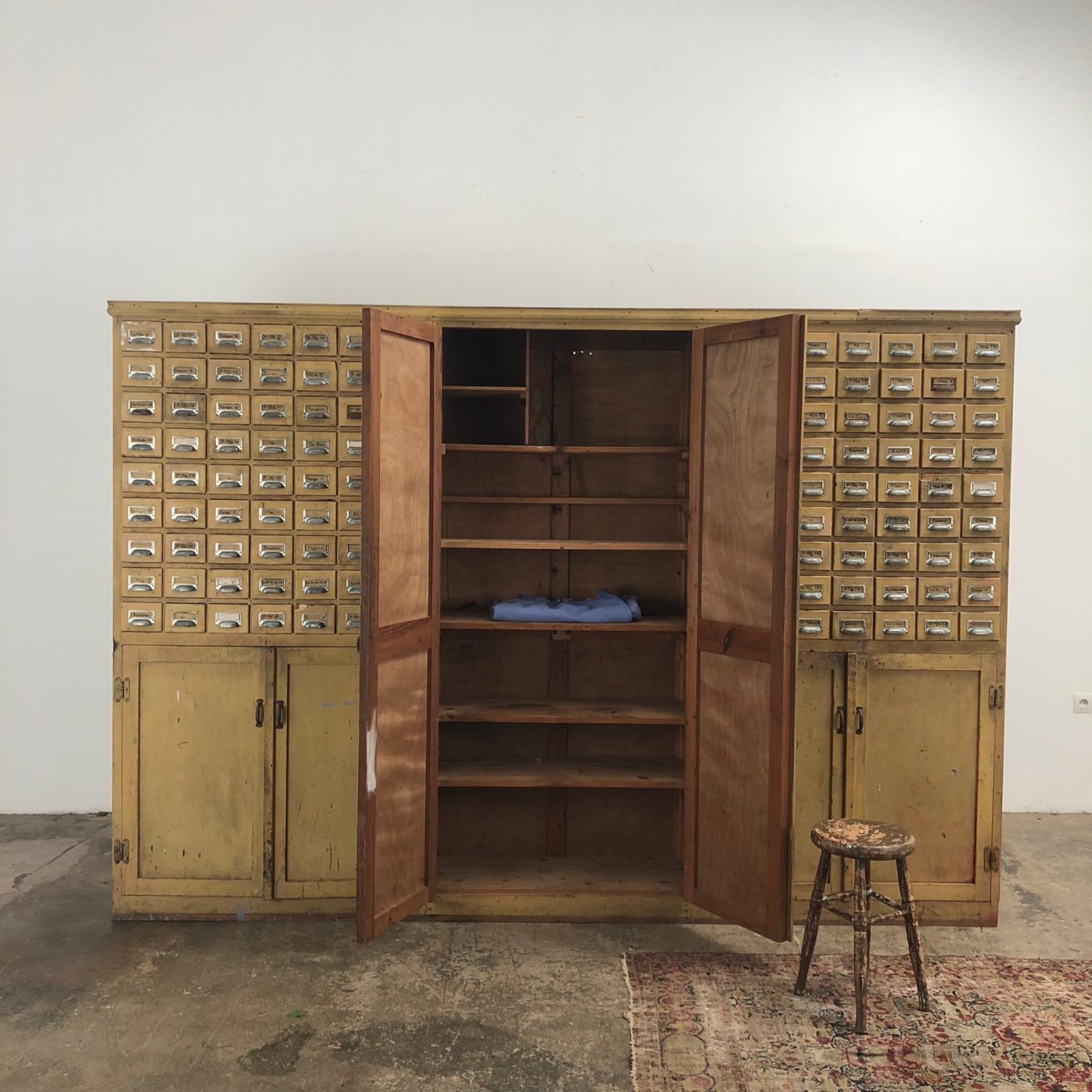 huge-carpenter-cabinet0011