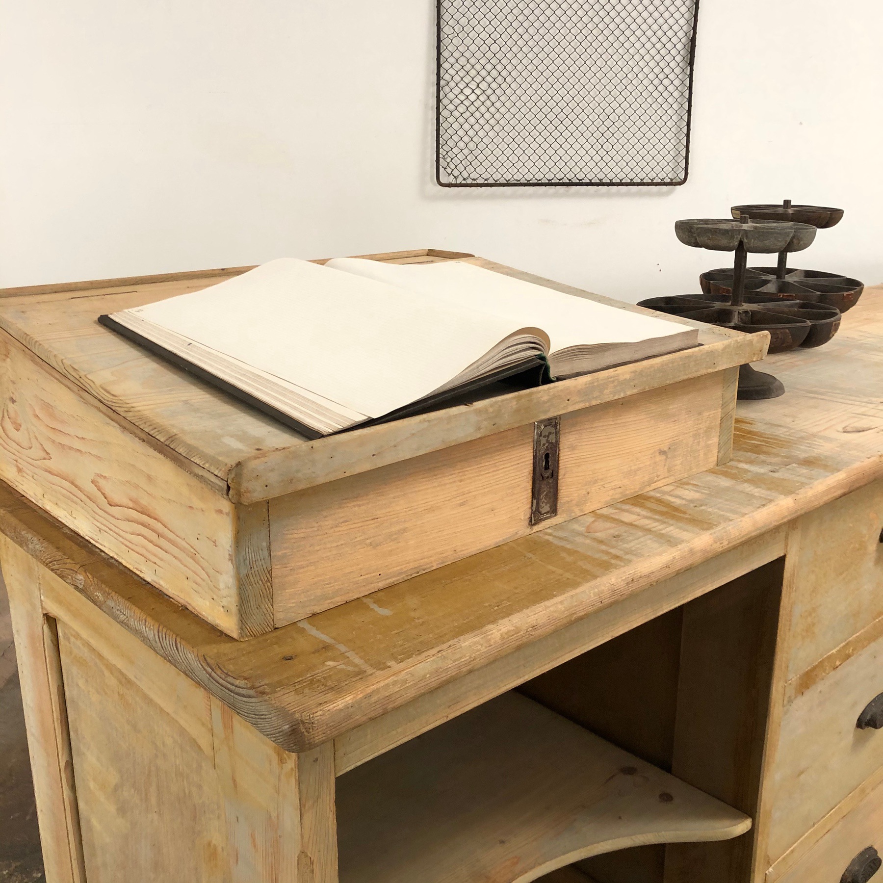 large-shop-counter0003