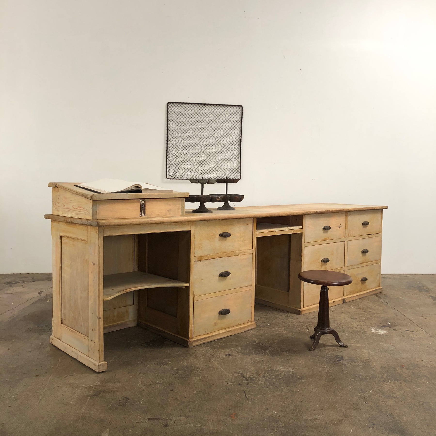 large-shop-counter0004