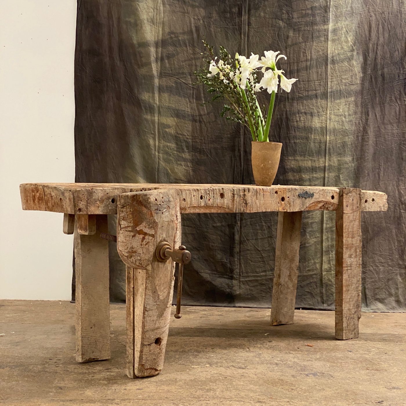 bleached-primitive-console0002