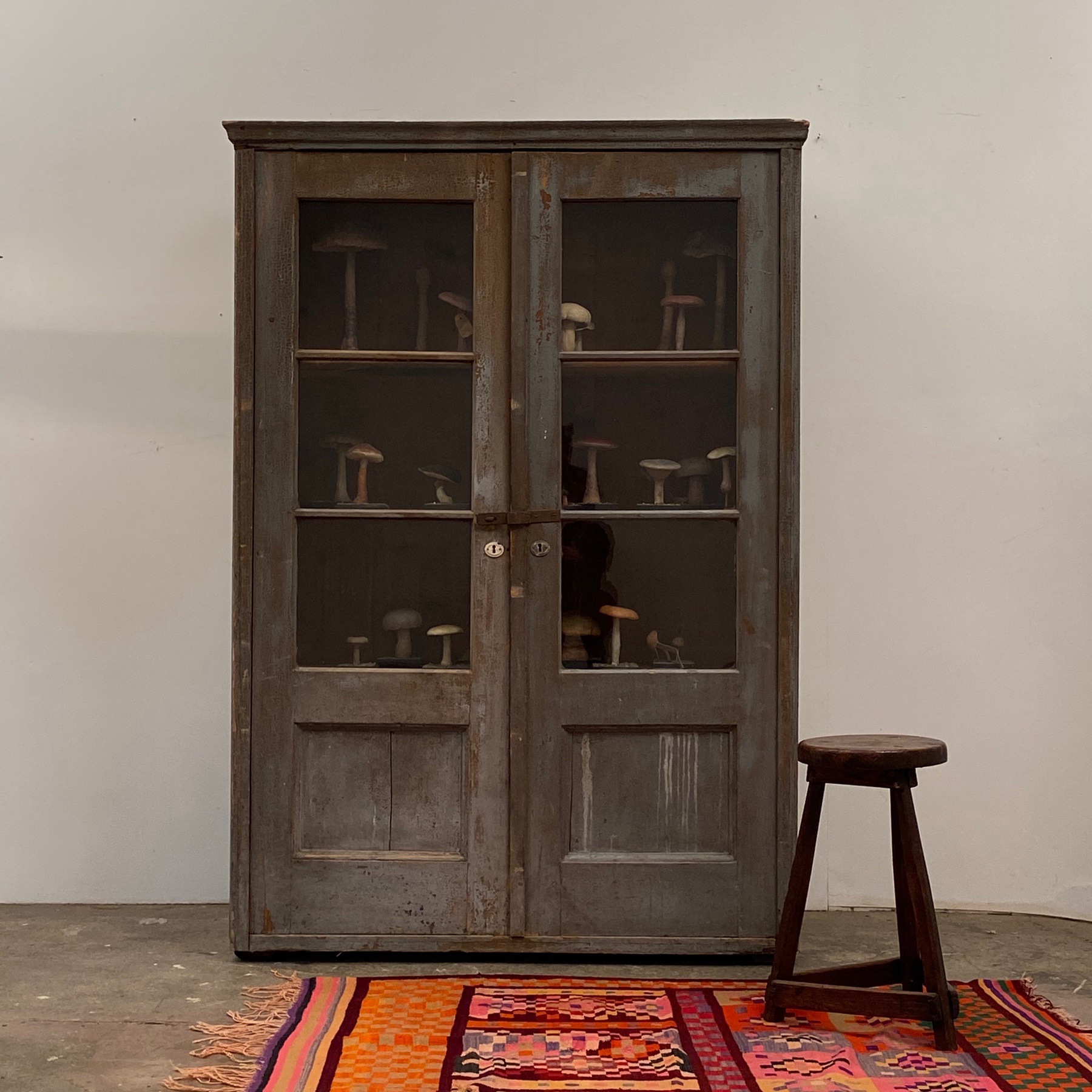 antique-painted-showcase0000