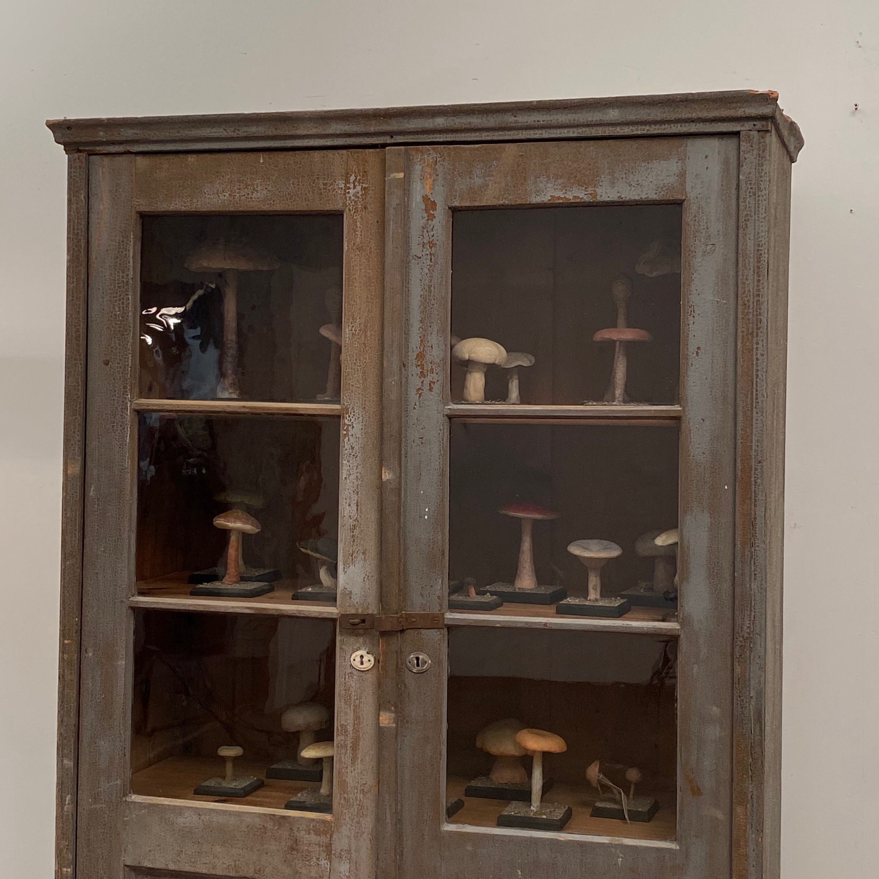 antique-painted-showcase0009