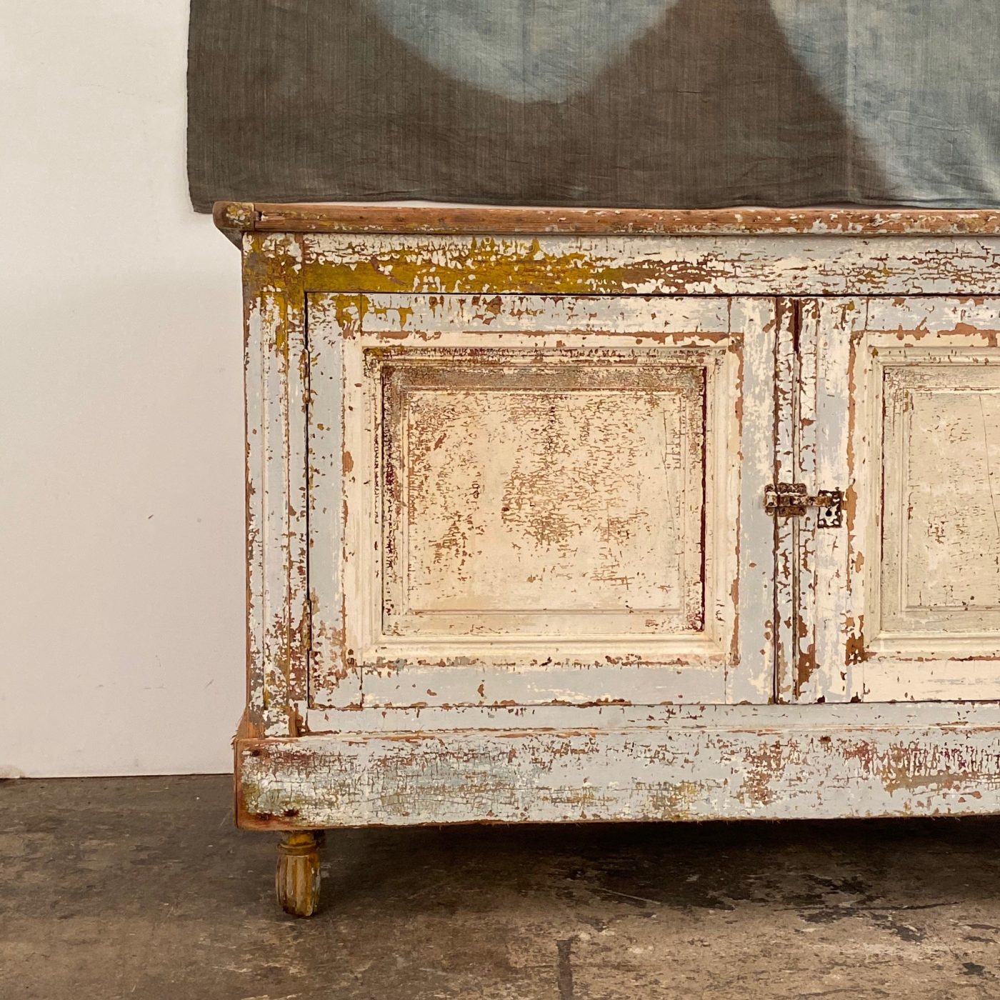 distressed-painted-sideboard0004