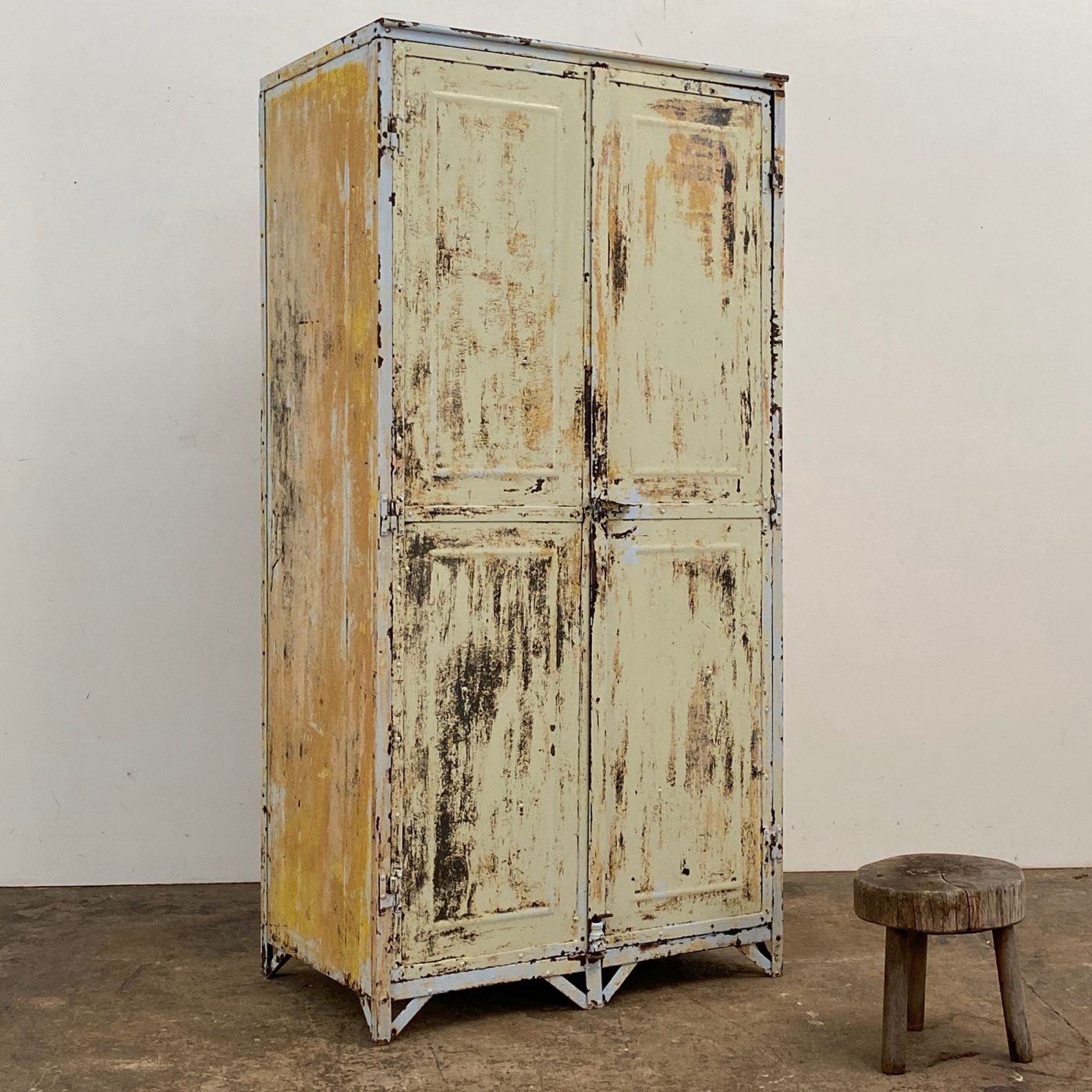 painted-metal-cupboard0002