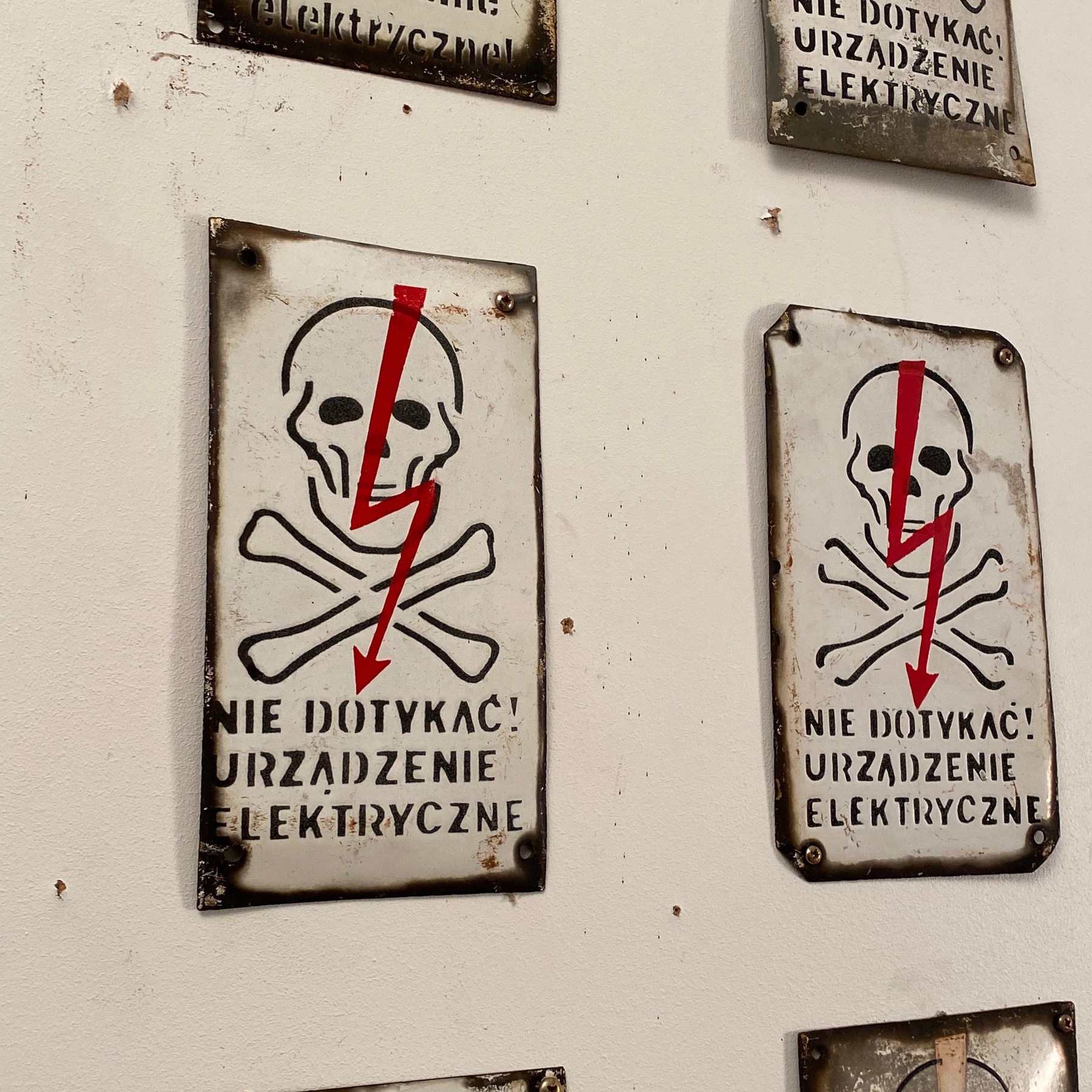 enameled-danger-sign0000