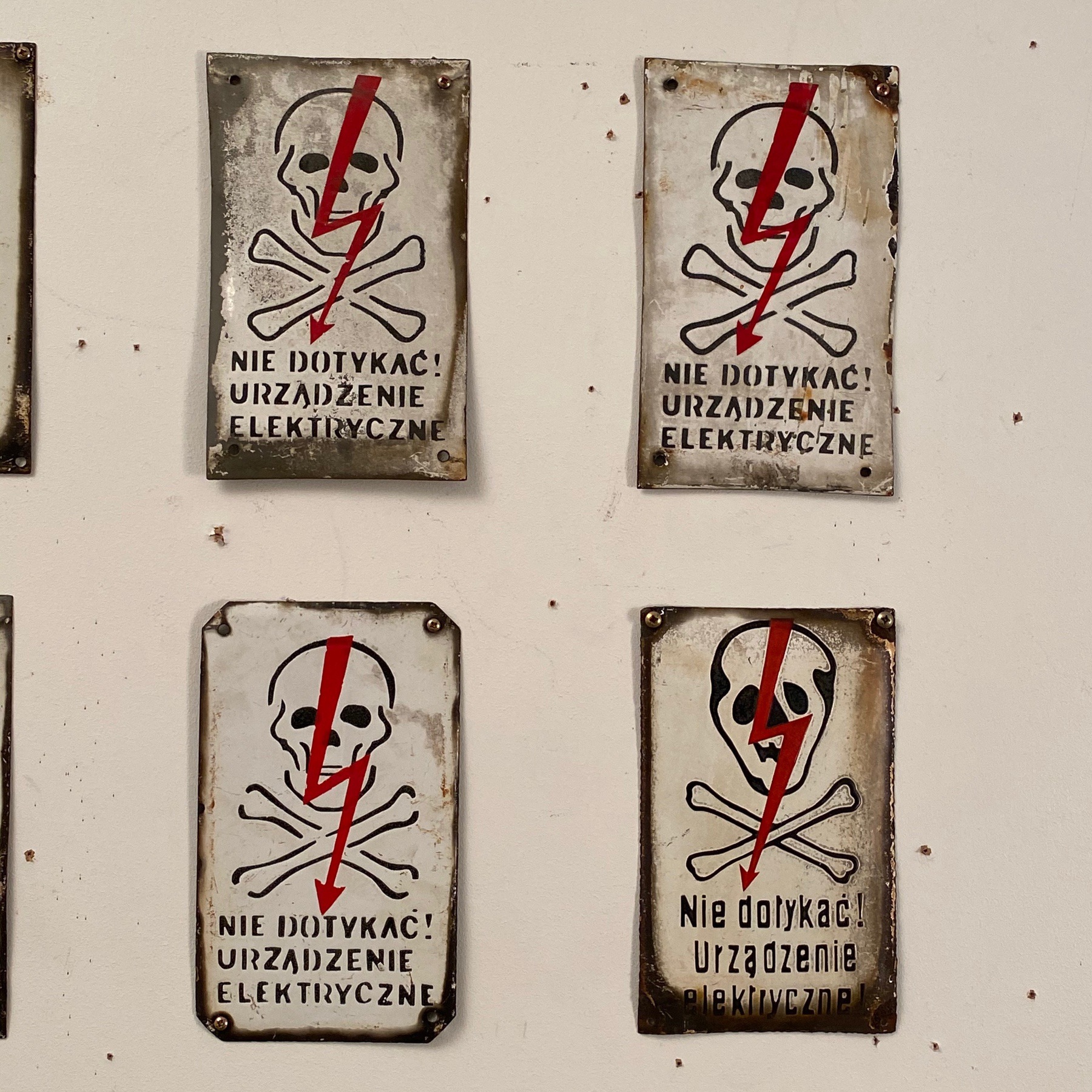 enameled-danger-sign0004