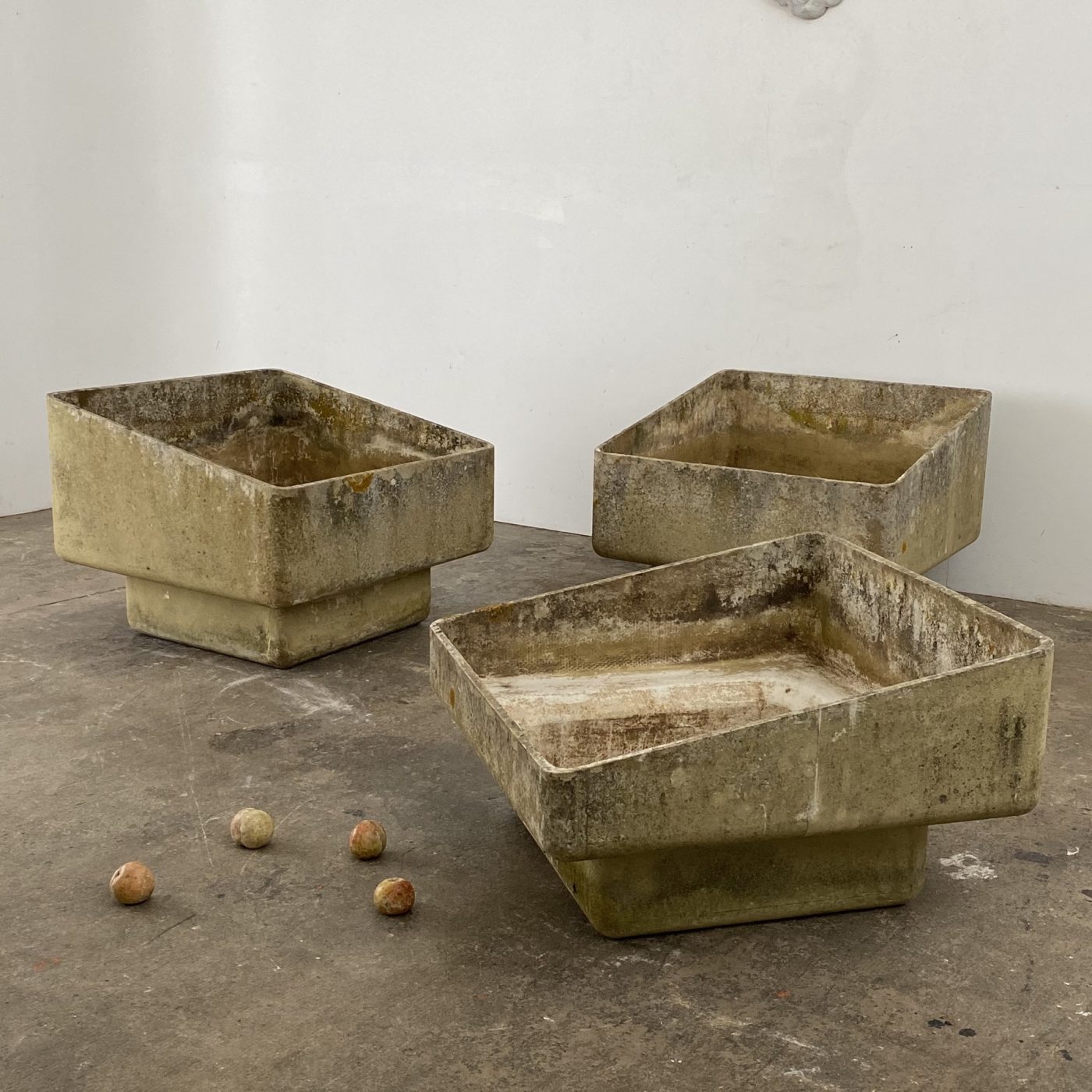 objet-vagabond-huge-concrete-planters0000