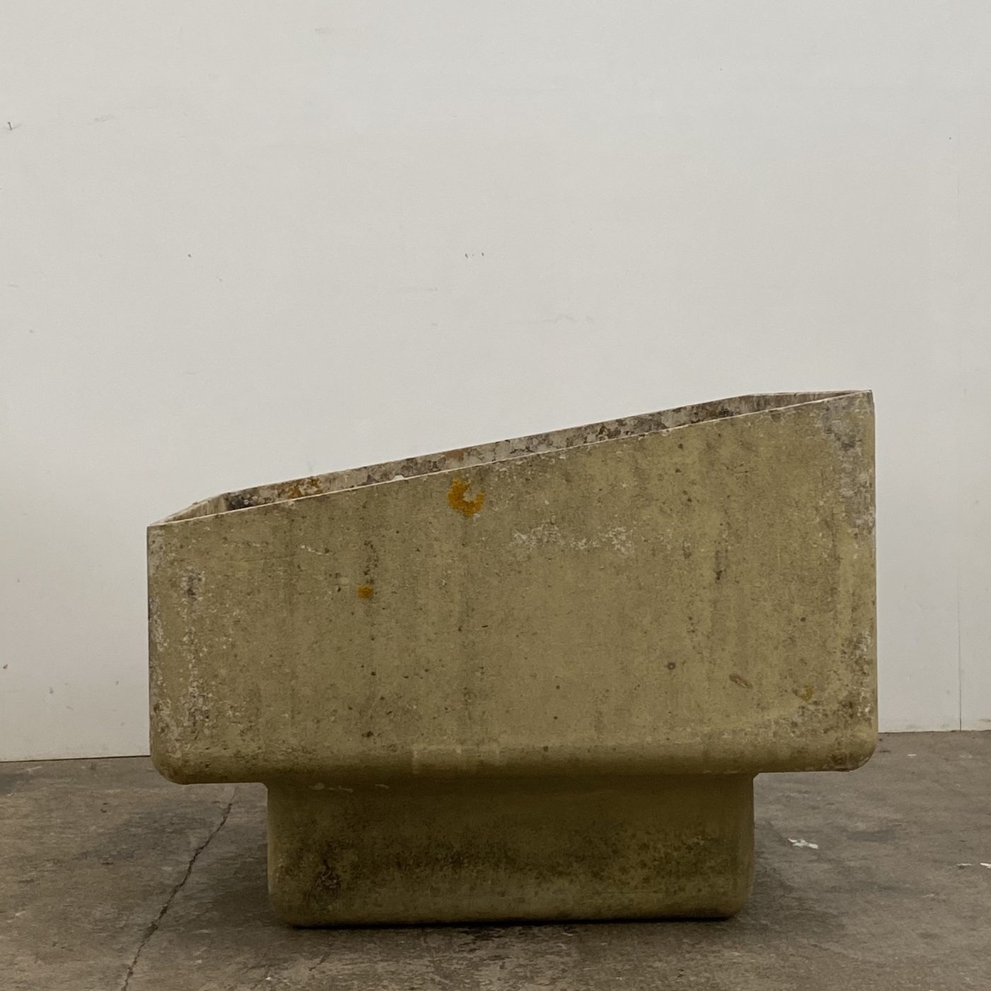 objet-vagabond-huge-concrete-planters0002