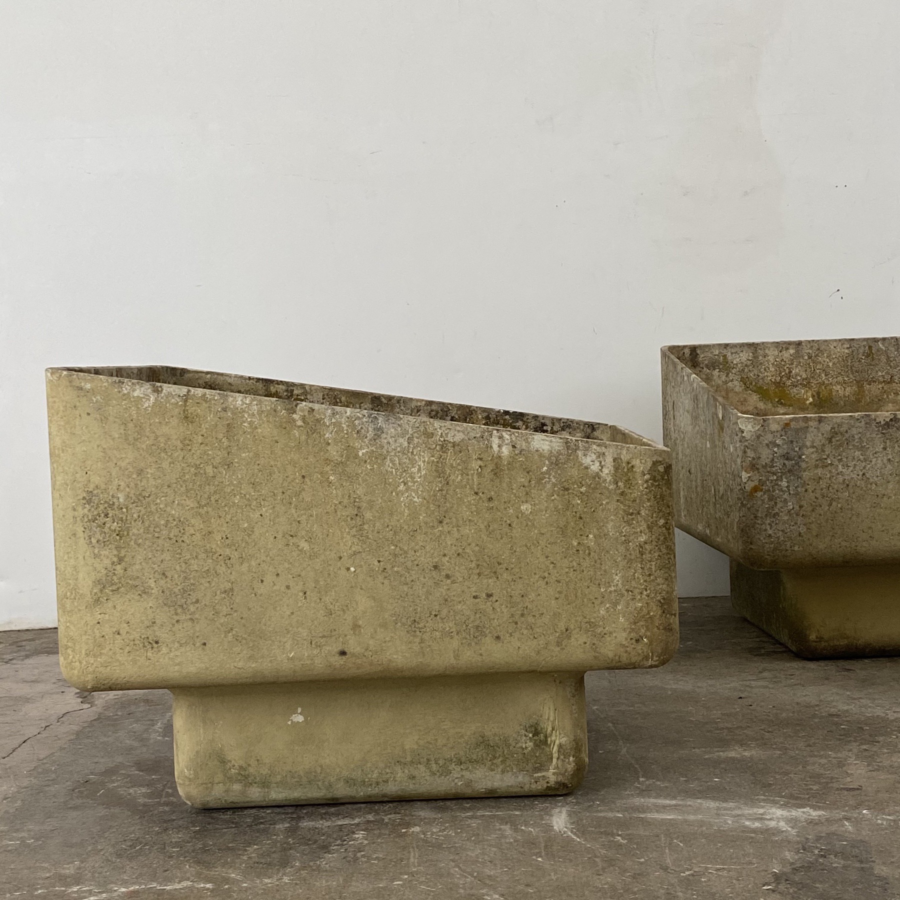 objet-vagabond-huge-concrete-planters0003