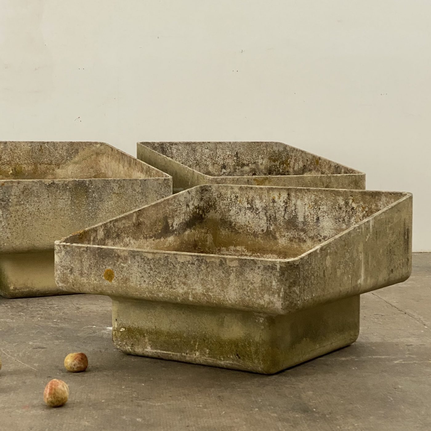 objet-vagabond-huge-concrete-planters0009