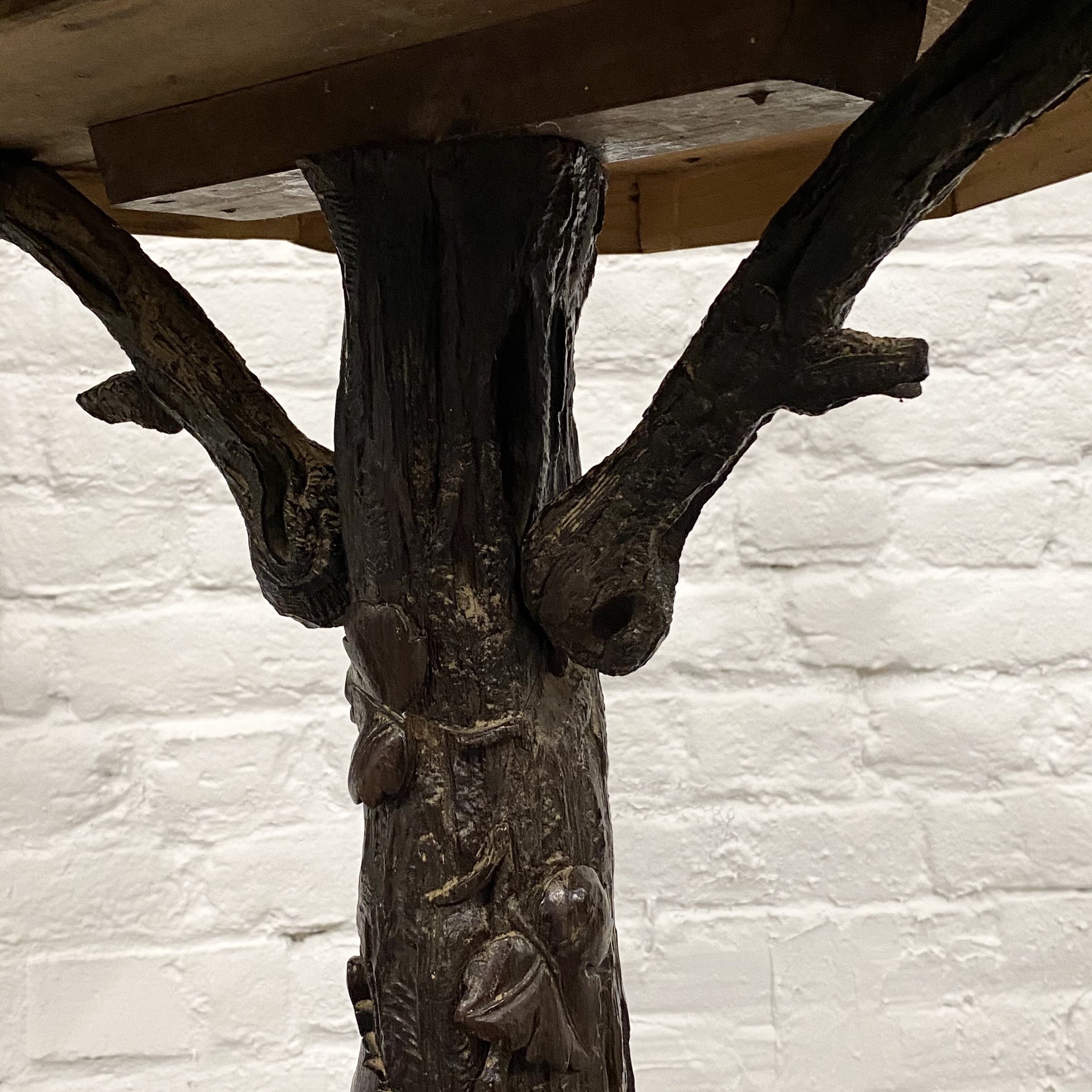 objet-vagabond-blackforest-gueridon0003