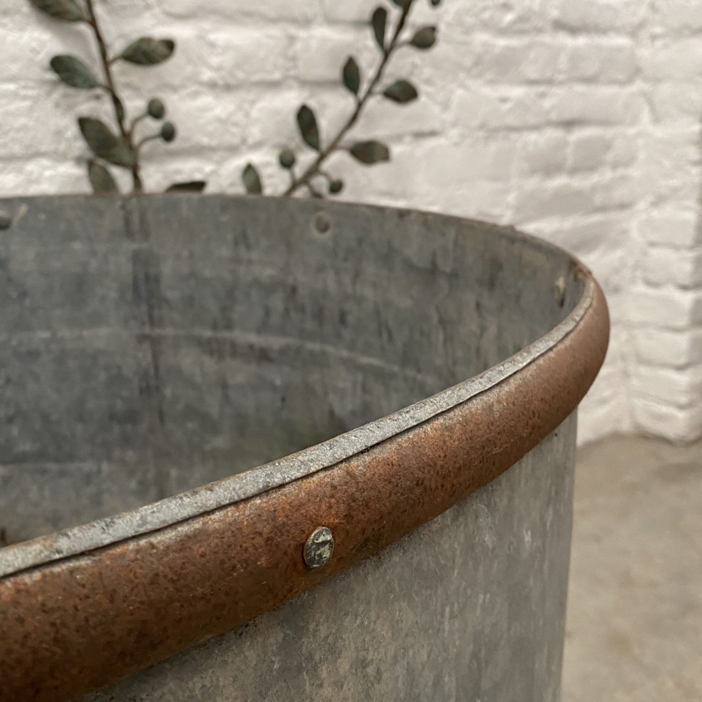 objet-vagabond-zinc-planter0002