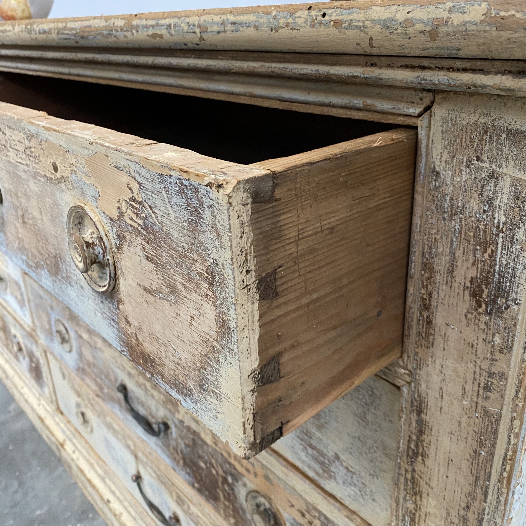 objet-vagabond-painted-chest0005