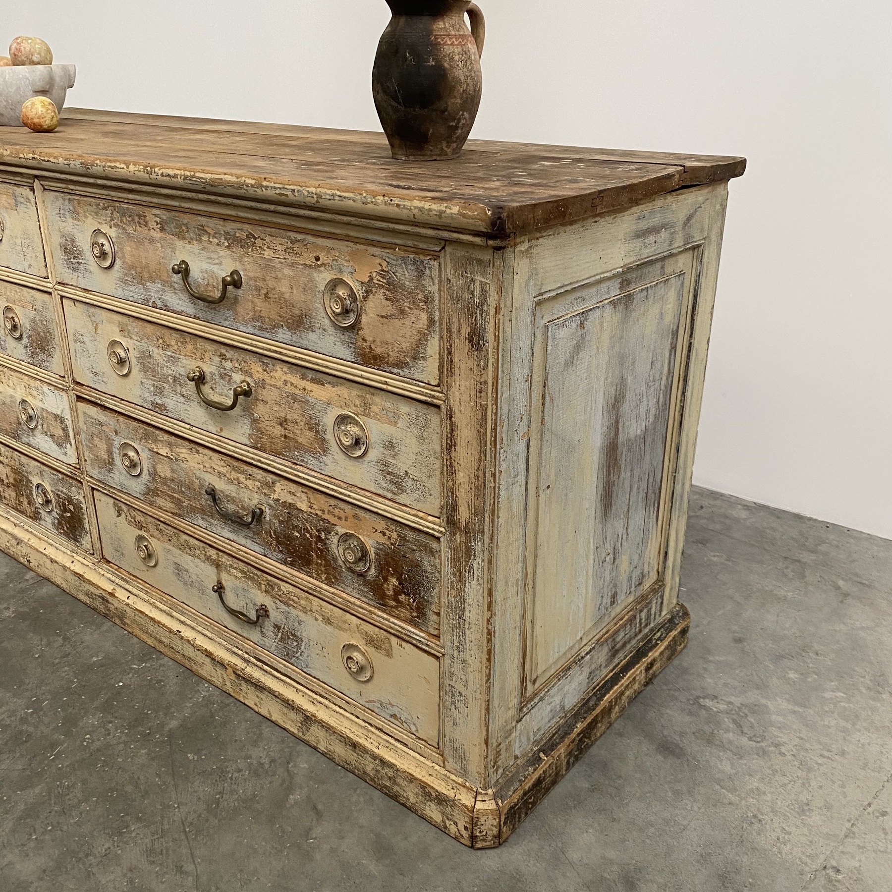 objet-vagabond-painted-chest0009