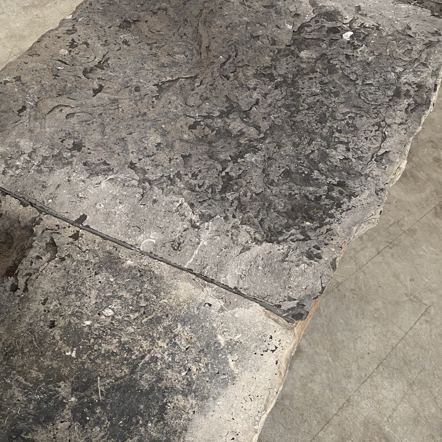 objet-vagabond-stone-table0000