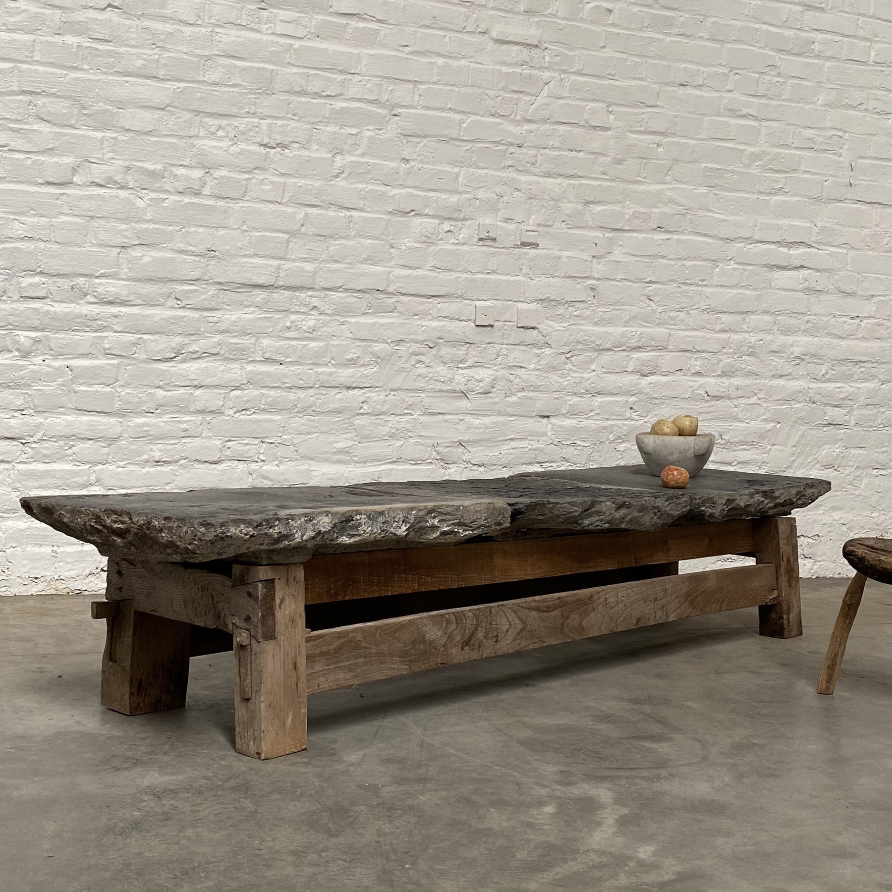 objet-vagabond-stone-table0001