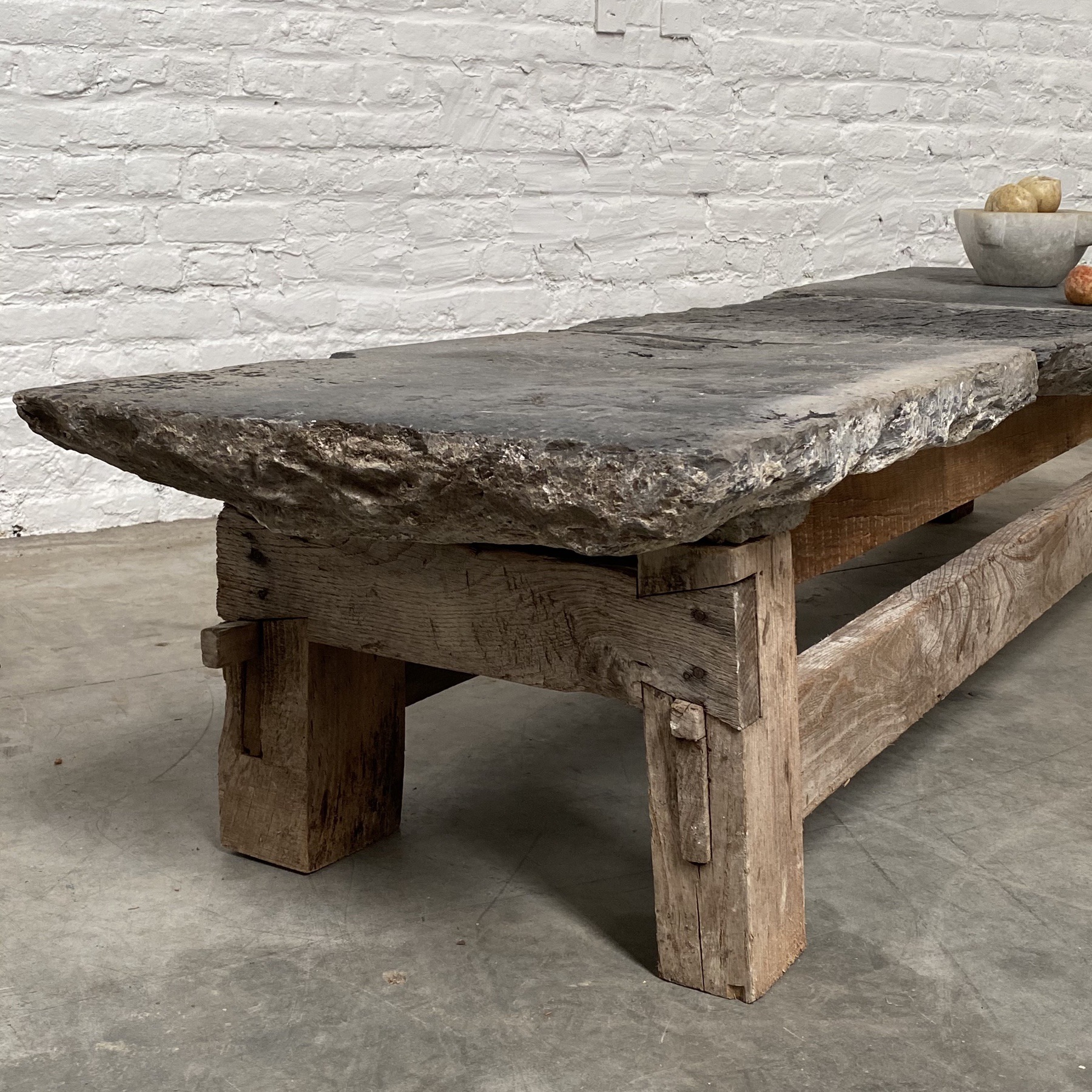 objet-vagabond-stone-table0005