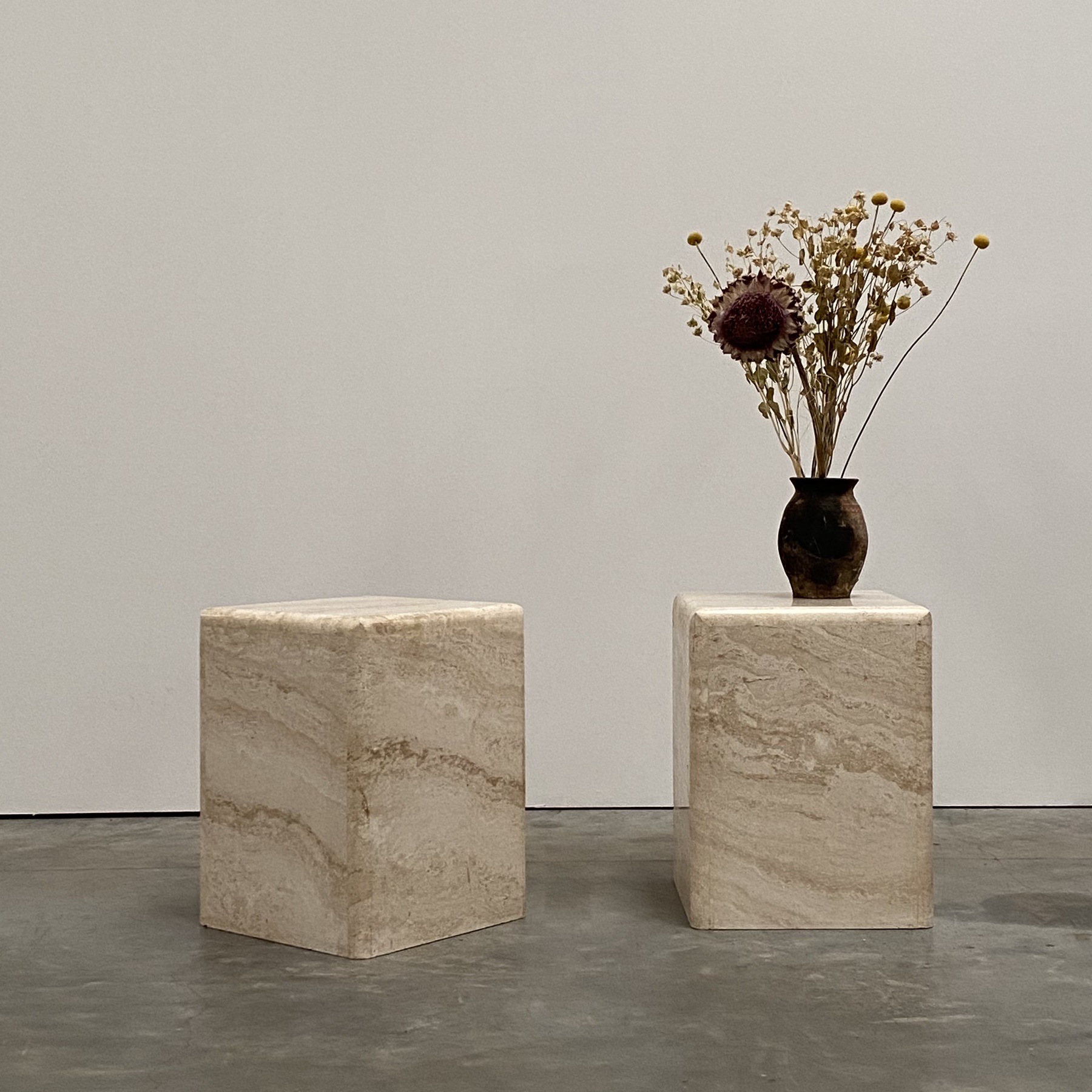 objet-vagabond-travertin-sidetables0000