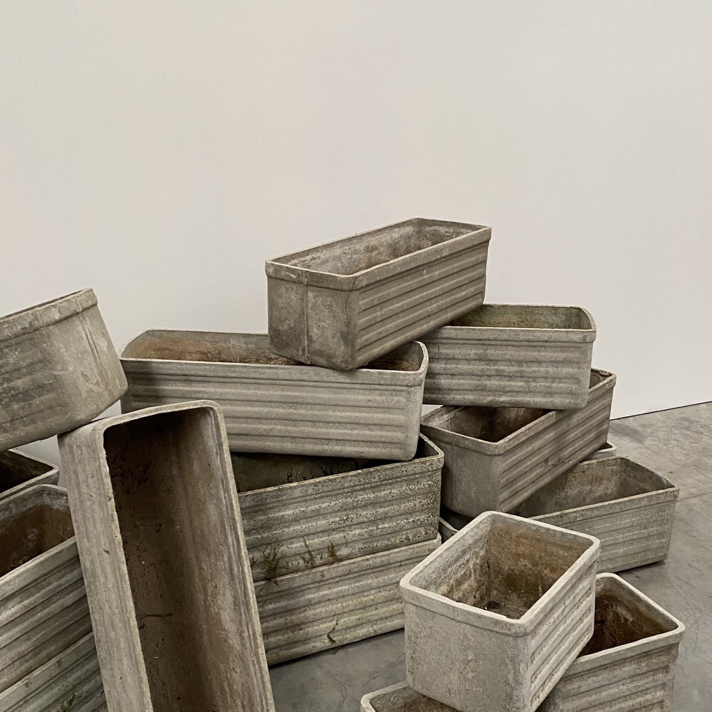 objet-vagabond-concrete-planters0000