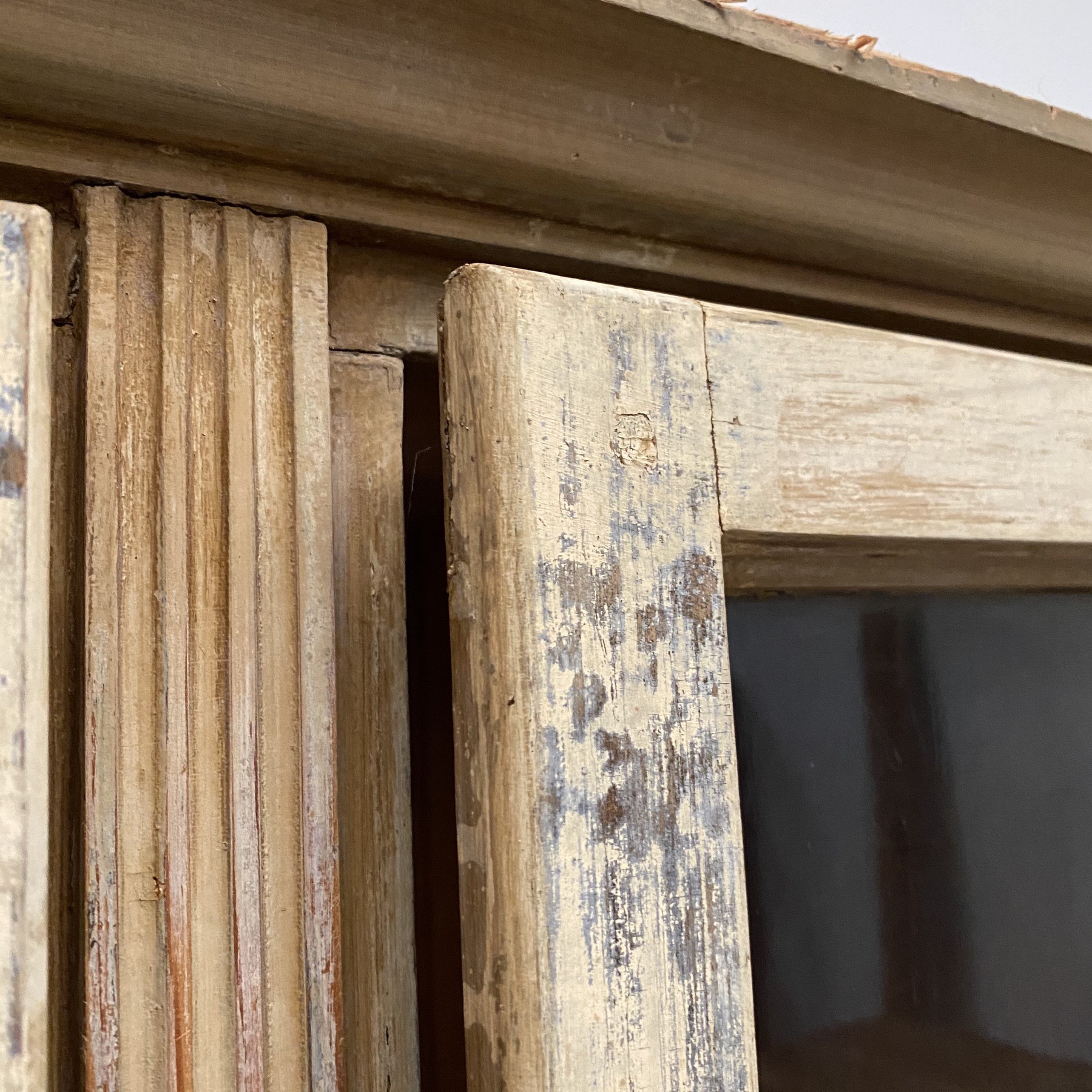 objet-vagabond-painted-cabinet0005