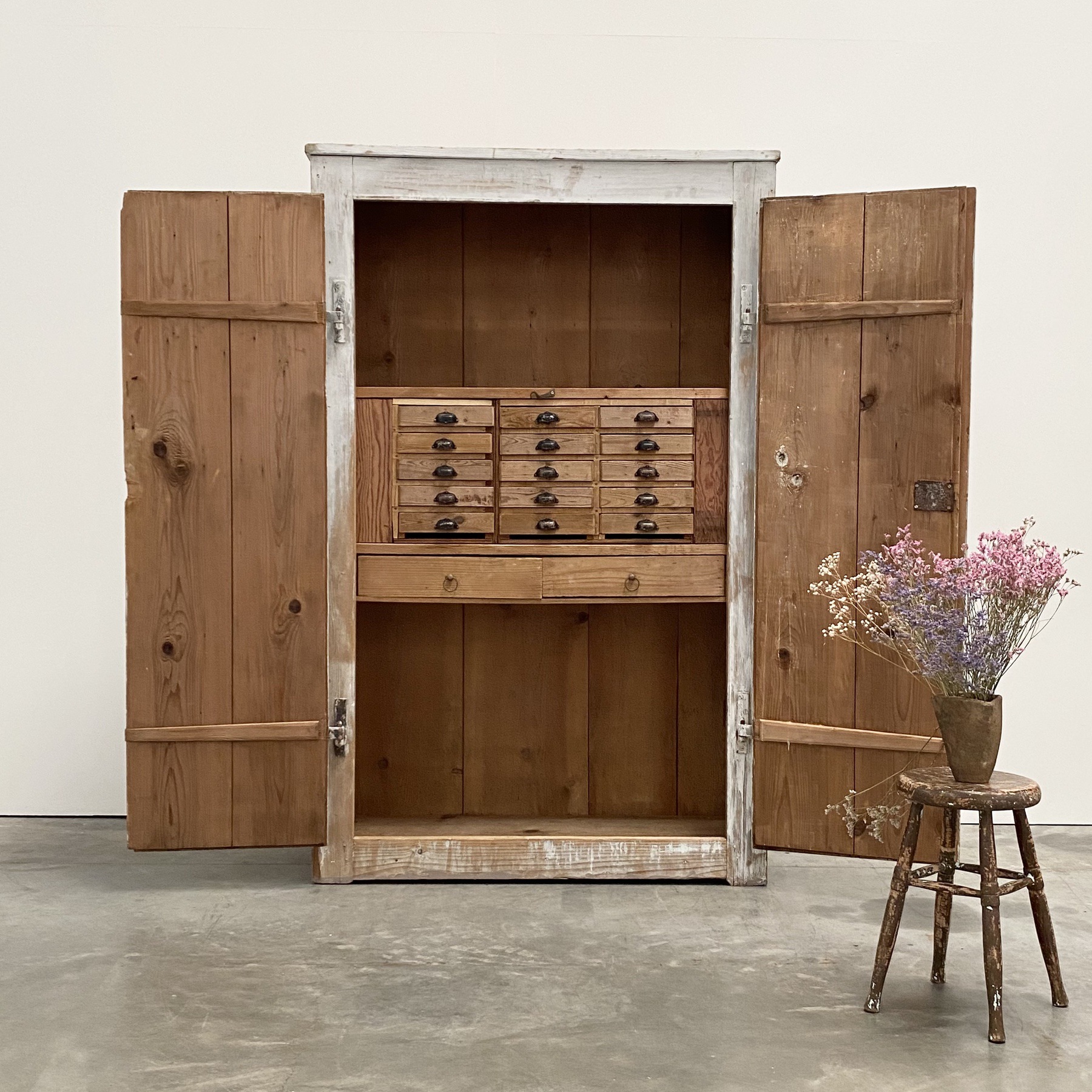 objet-vagabond-painted-cupboard0003