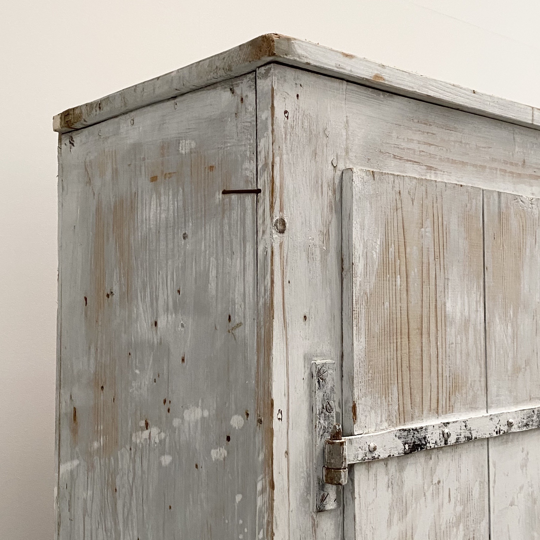 objet-vagabond-painted-cupboard0005