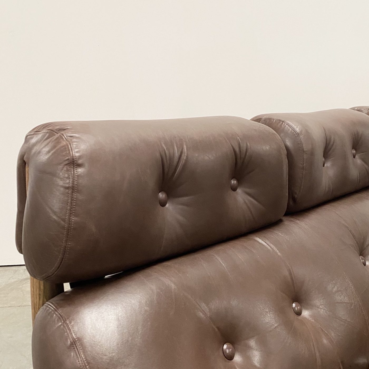 objet-vagabond-leather-sofa0005