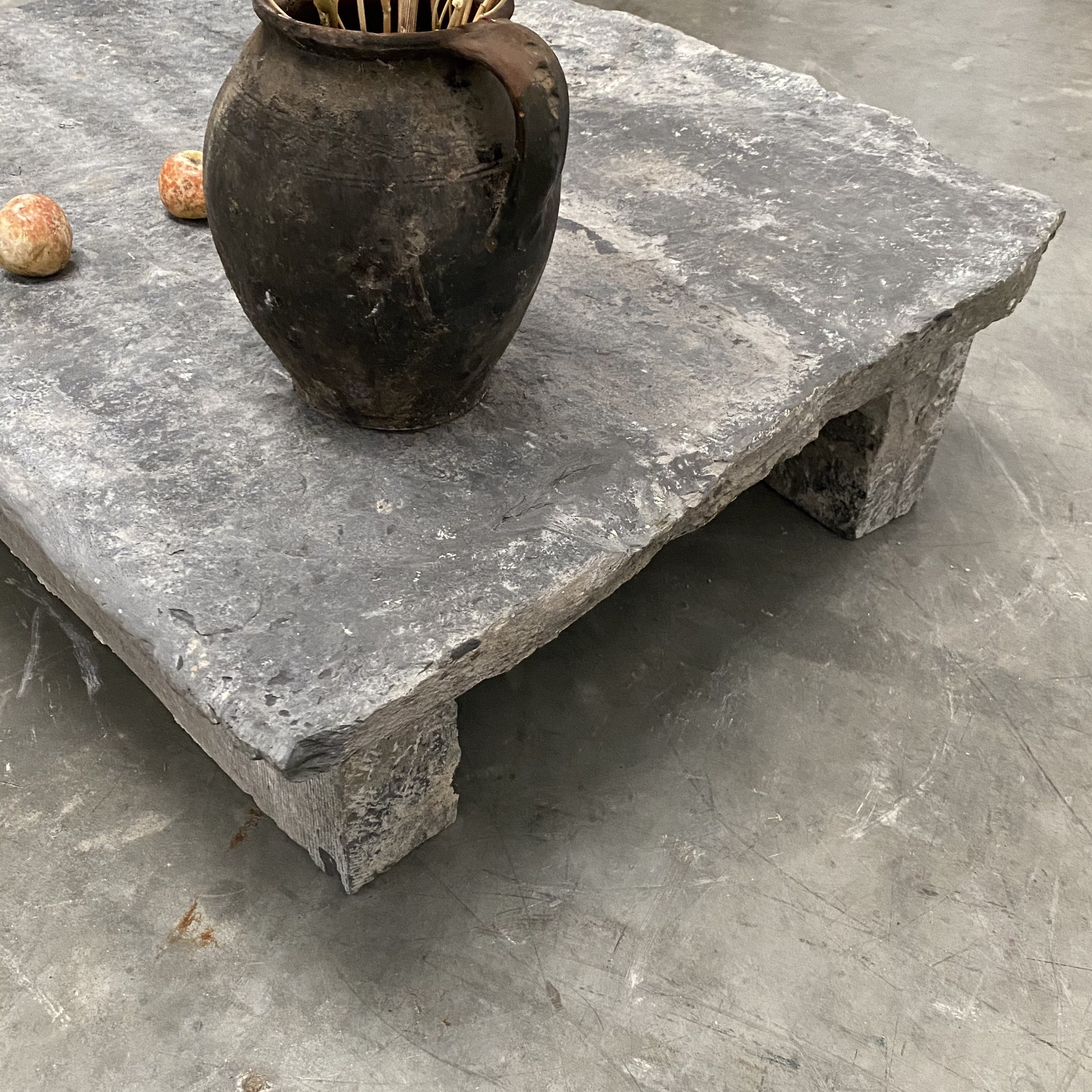 objet-vagabond-stone-table0000