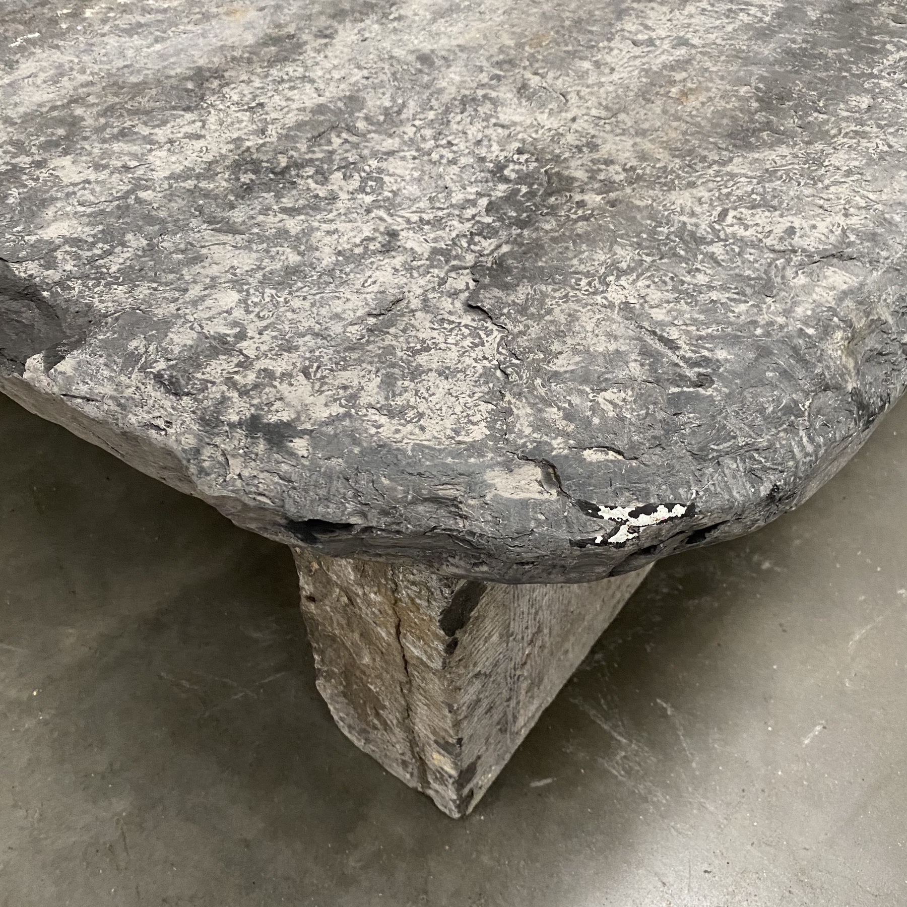 objet-vagabond-stone-table0001