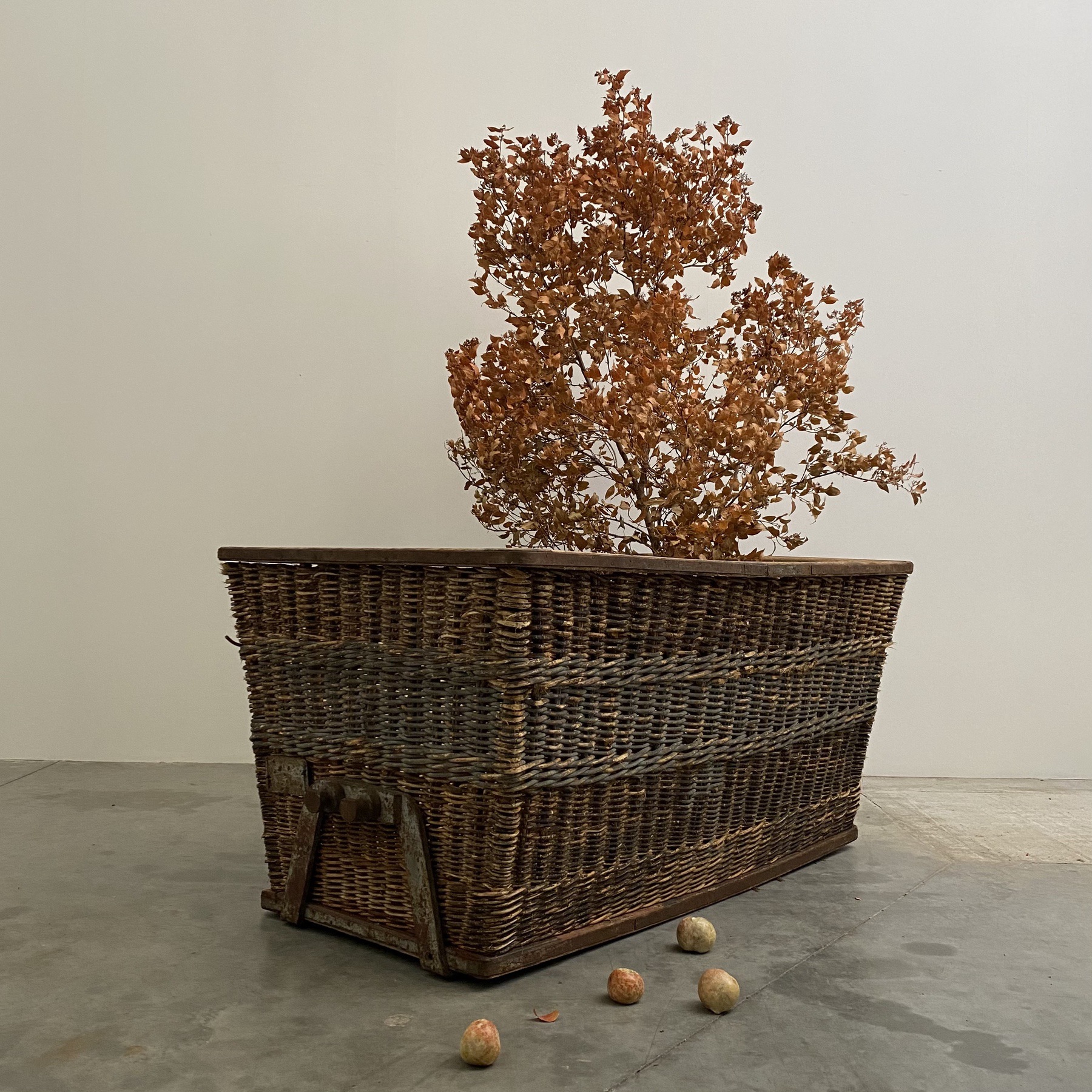 objet-vagabond-huge-basket0000