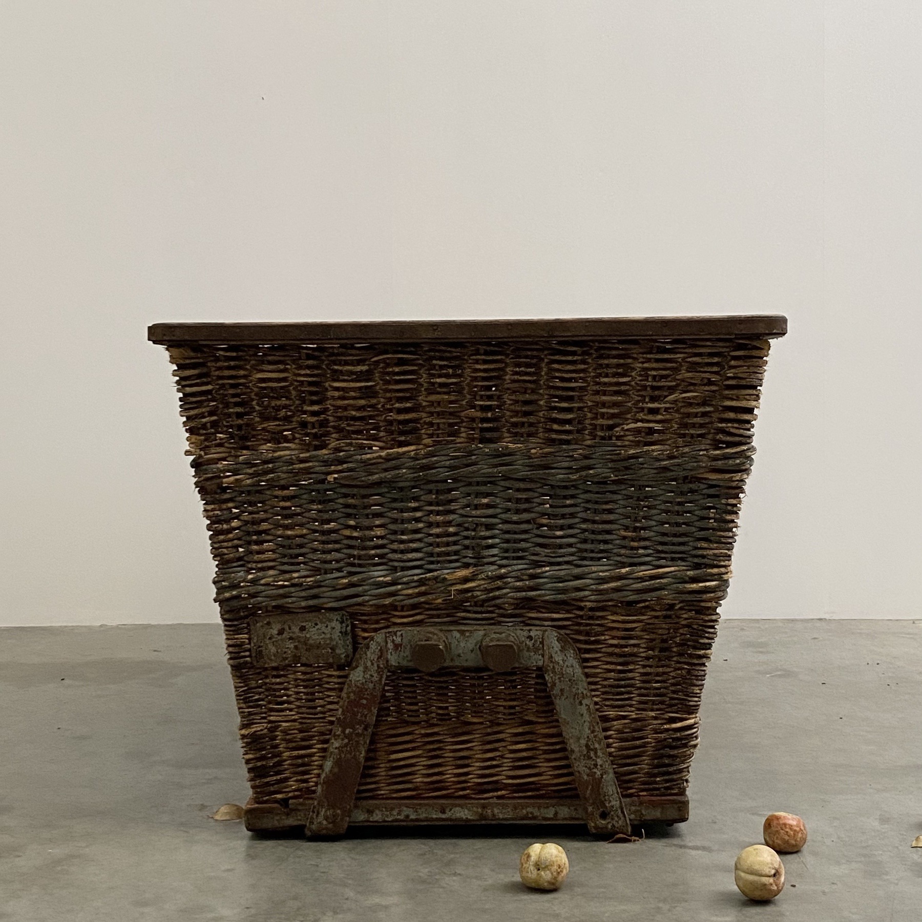 objet-vagabond-huge-basket0005