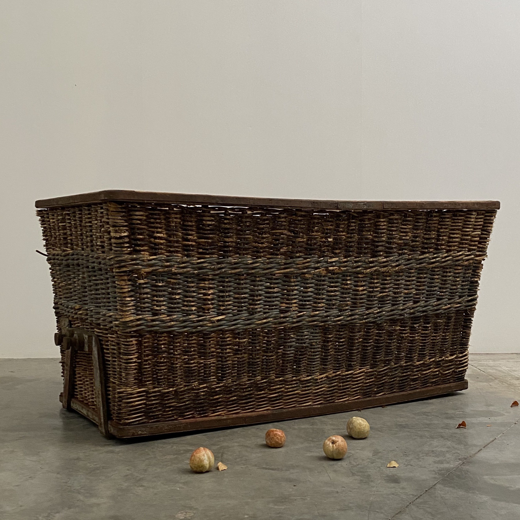 objet-vagabond-huge-basket0011