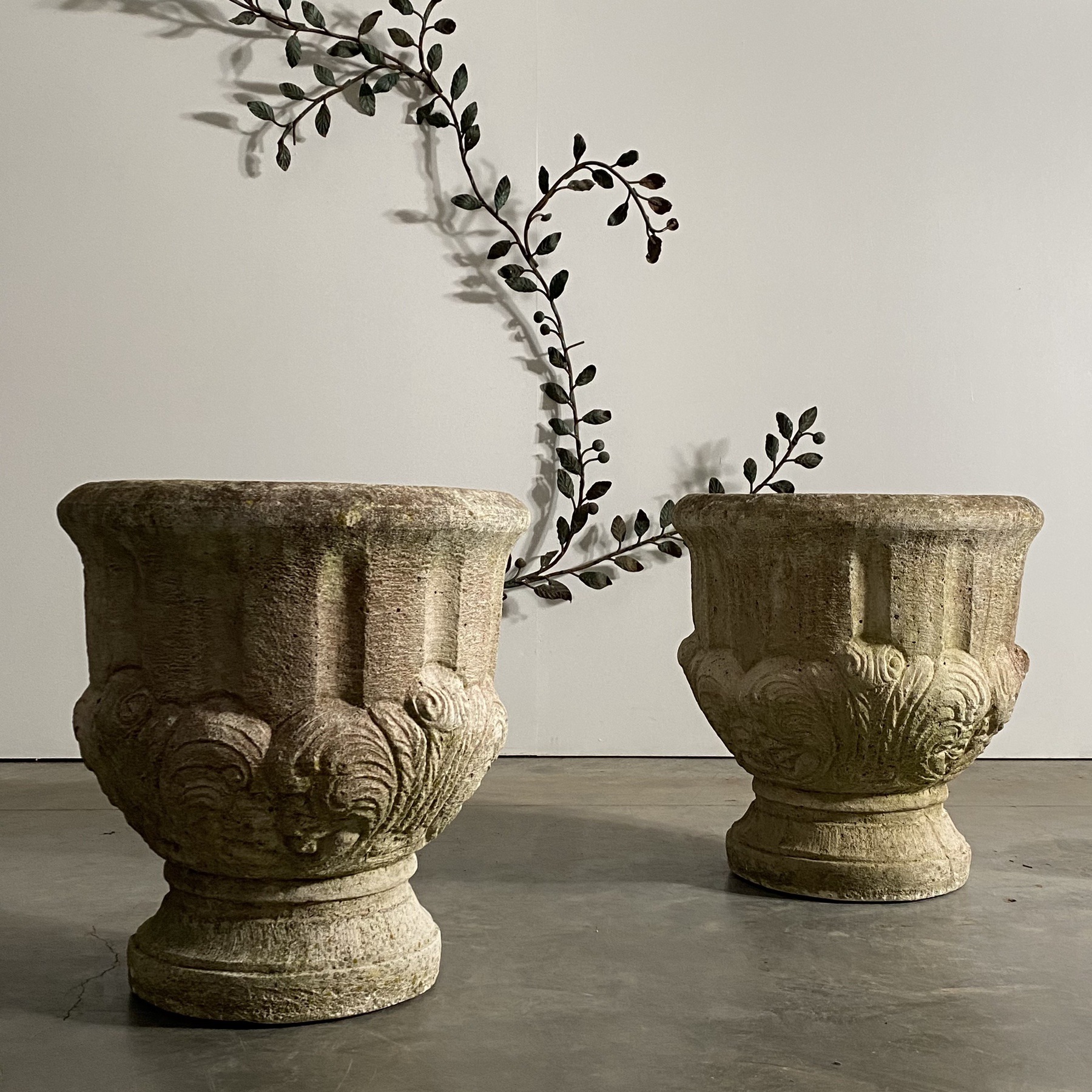 objet-vagabond-concrete-urns0000
