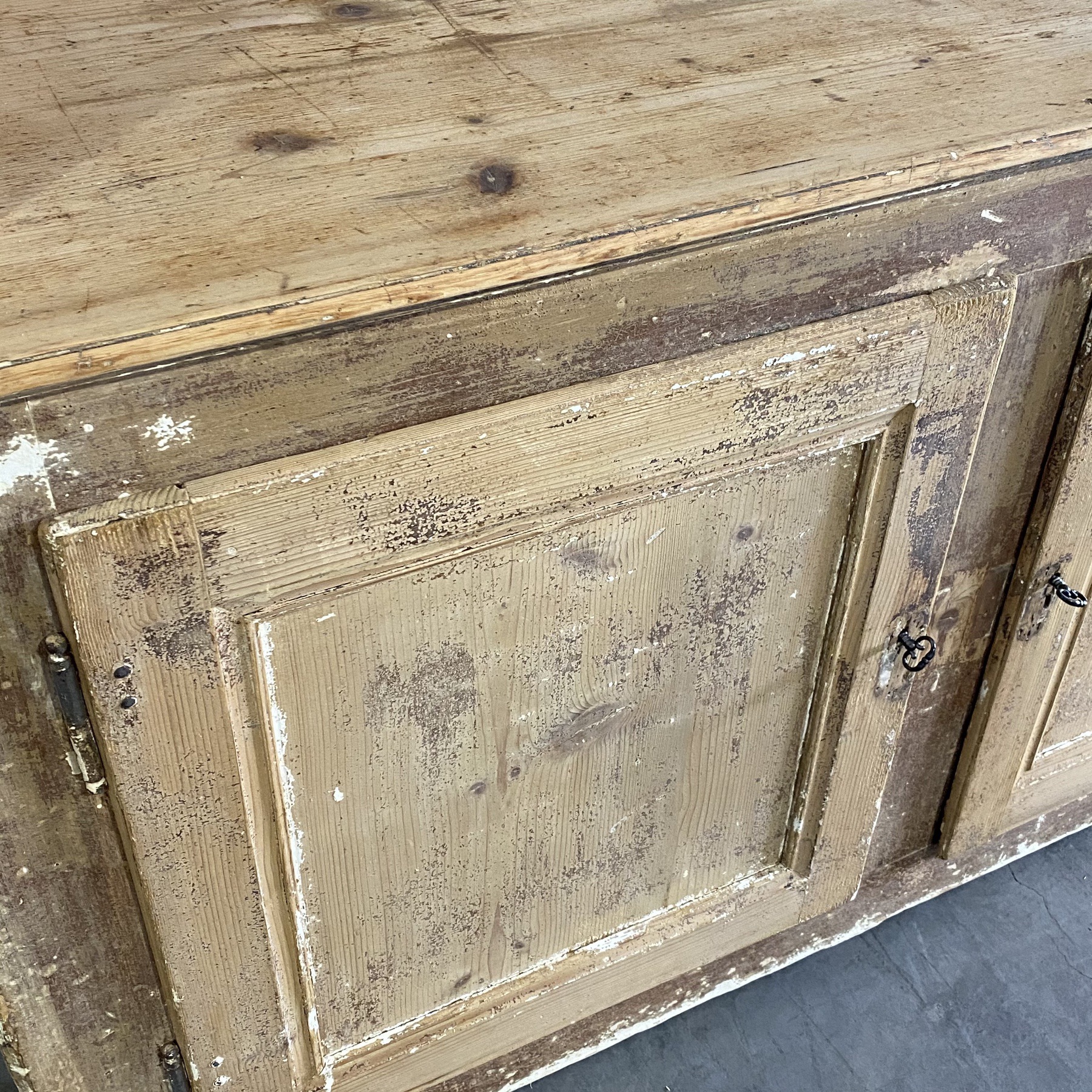 objet-vagabond-huge-painted-cupboard0003