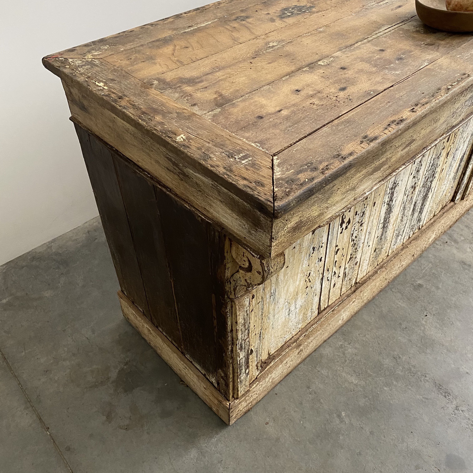 objet-vagabond-painted-counter0004