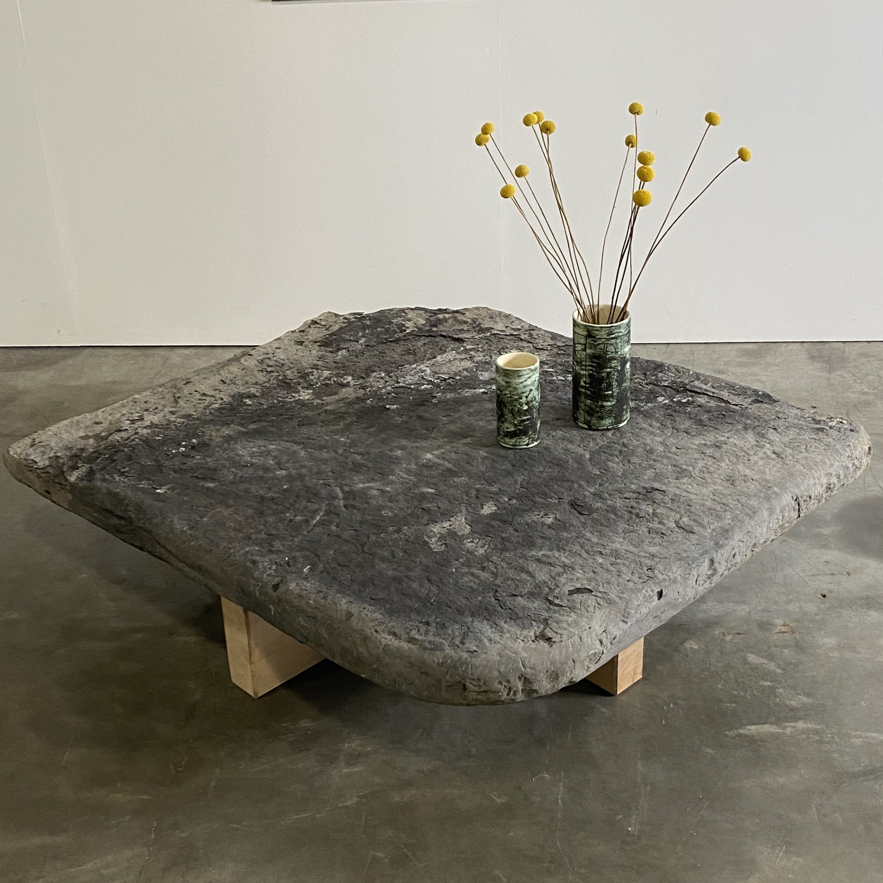 objet-vagabond-stone-table0002