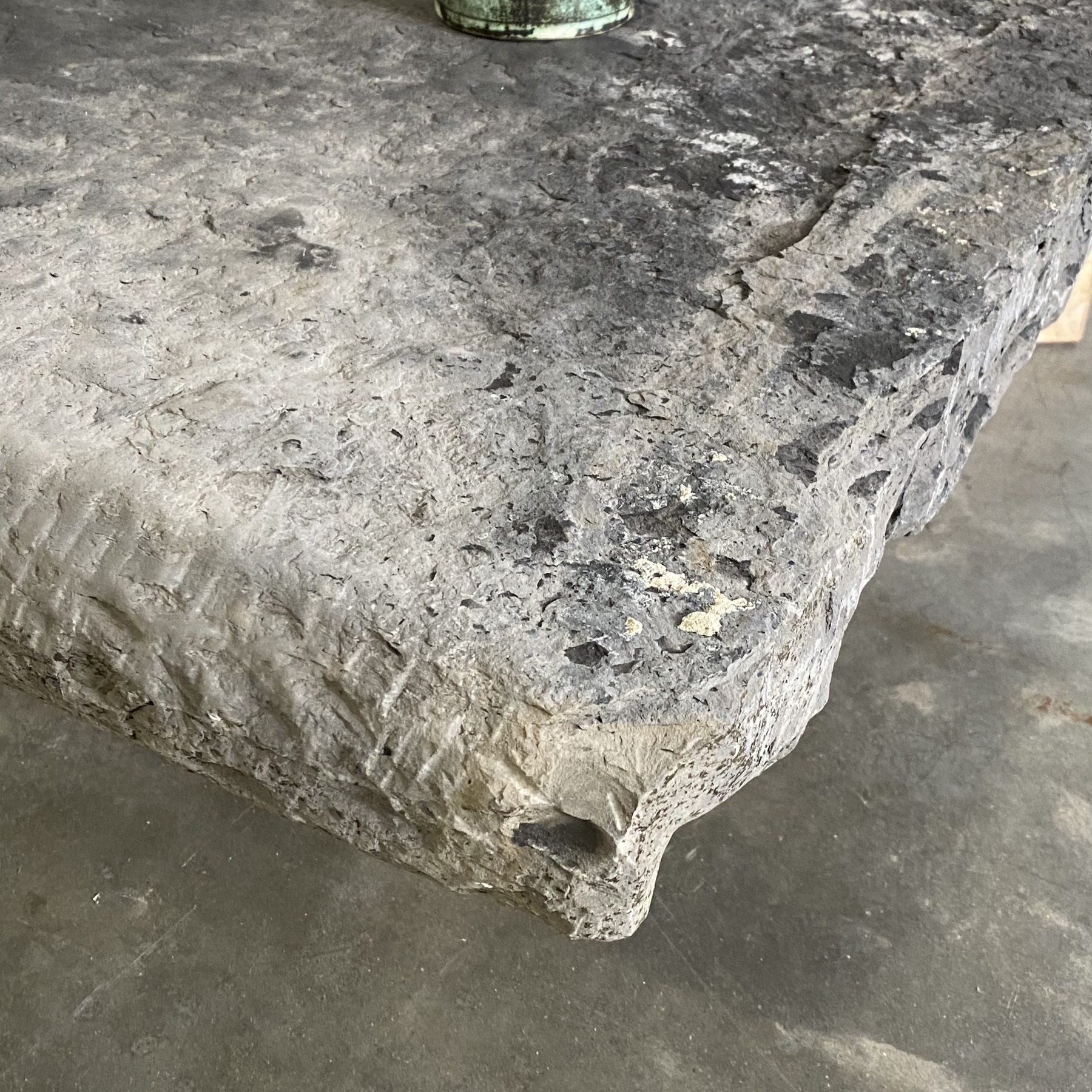 objet-vagabond-stone-table0007