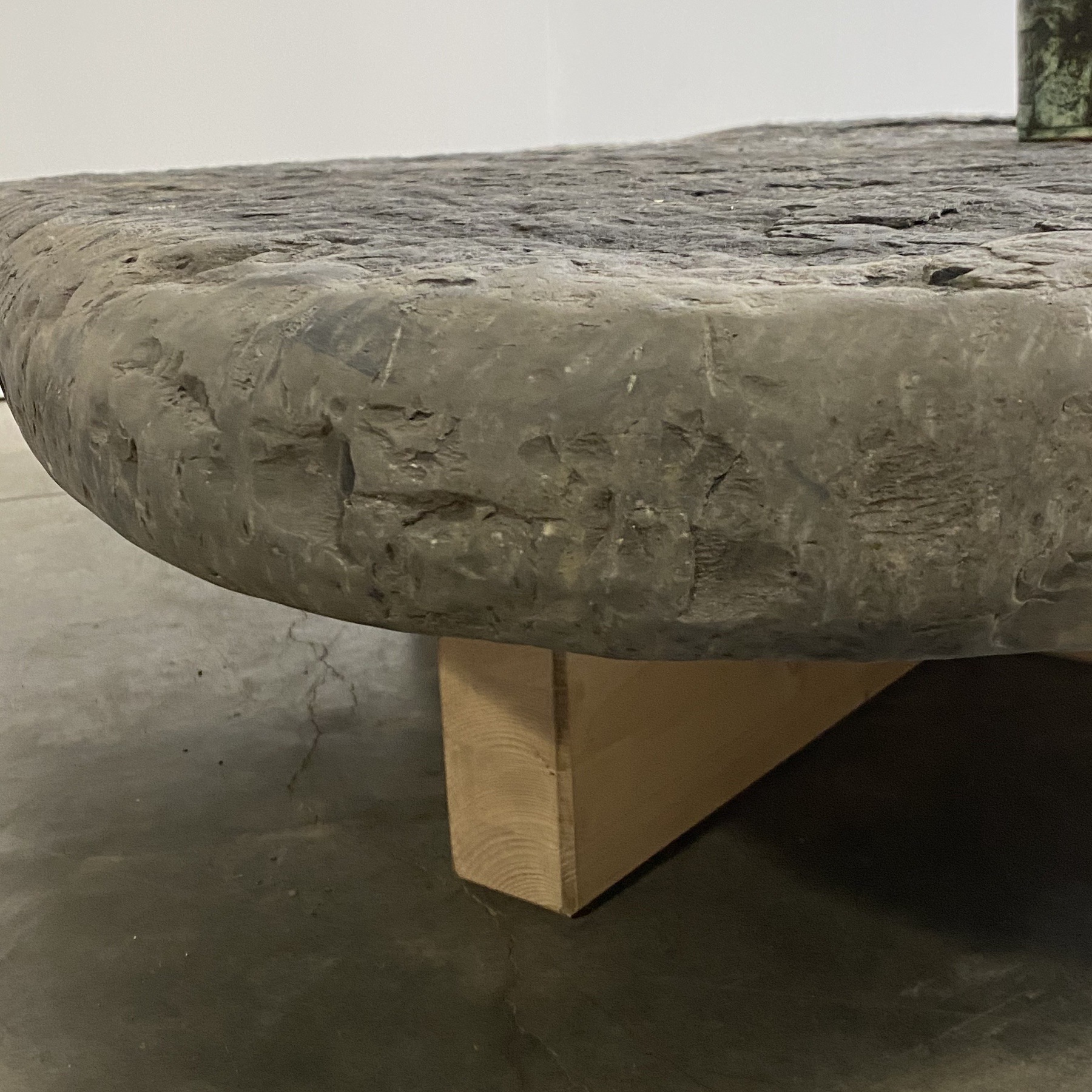 objet-vagabond-stone-table0010
