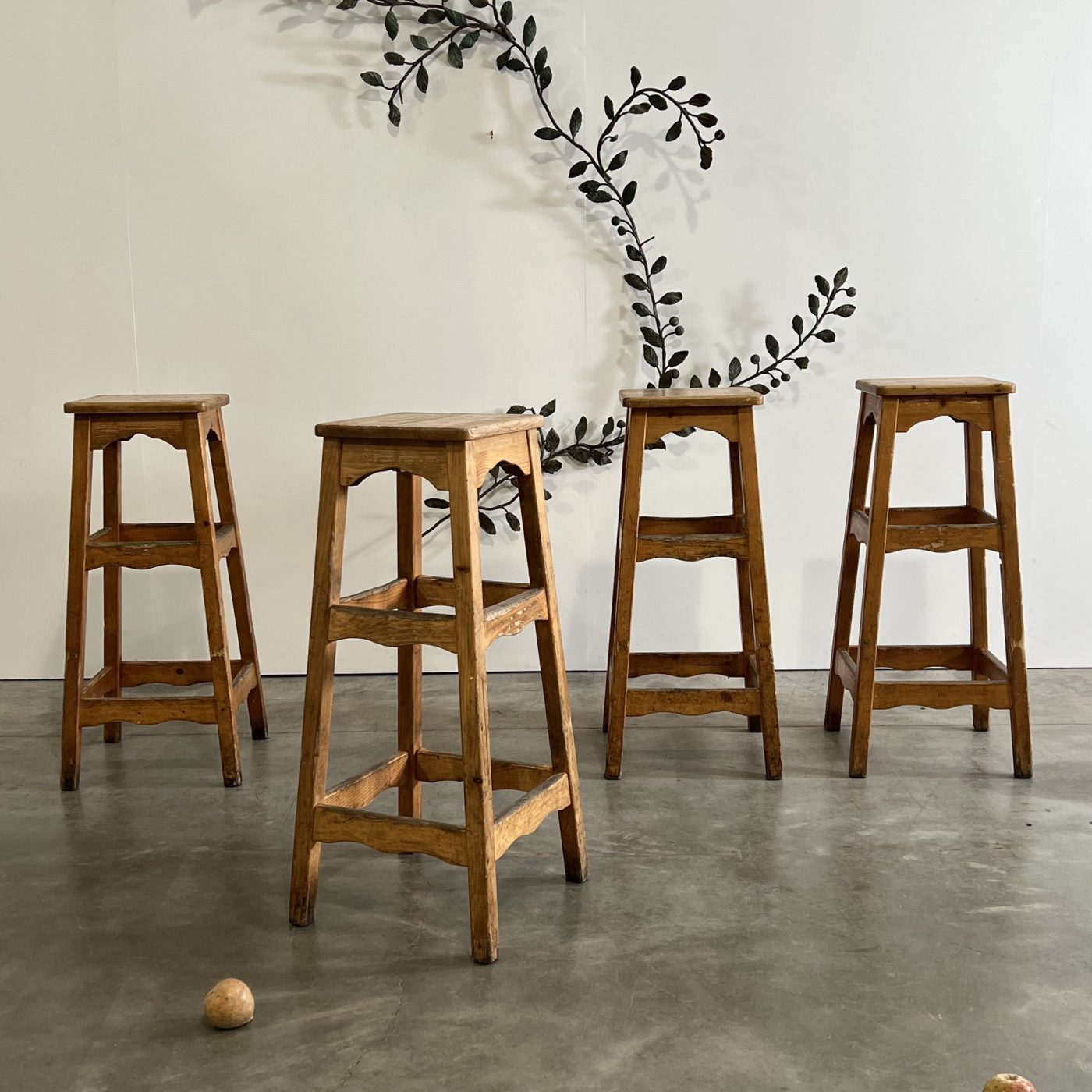 objet-vagabond-artist-stools0000