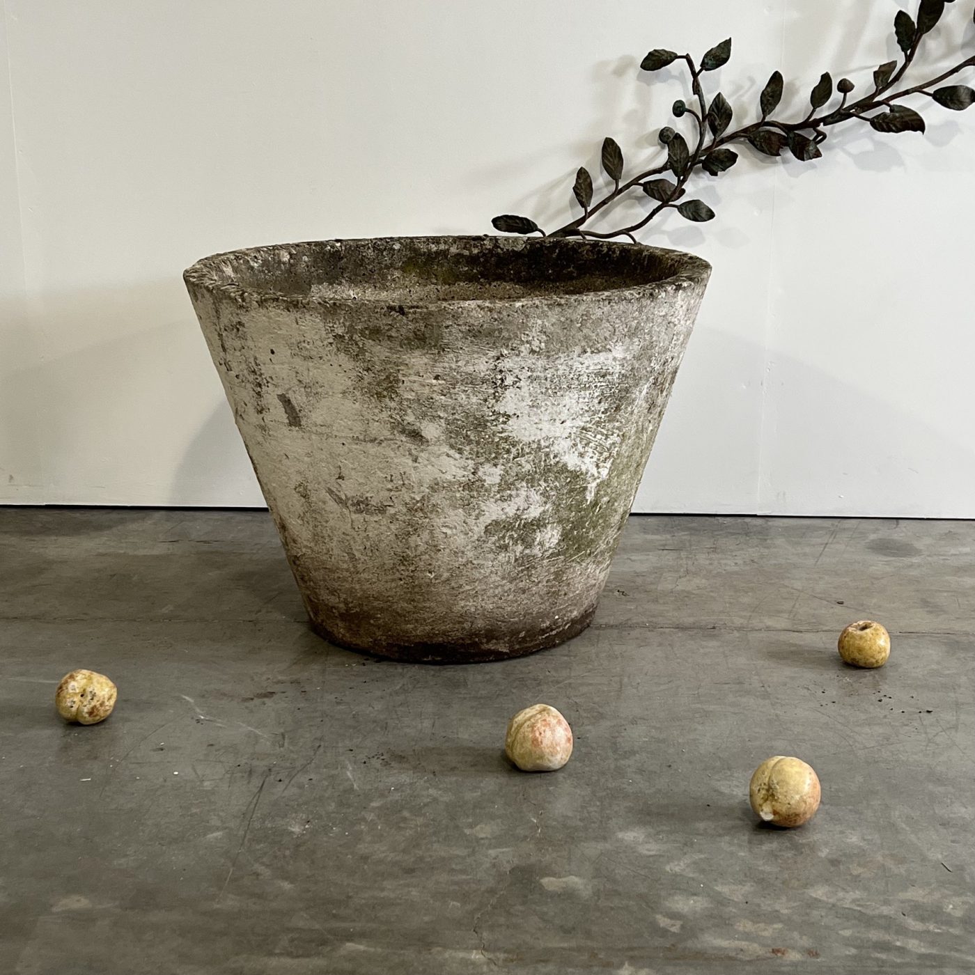 objet-vagabond-concrete-planter0000