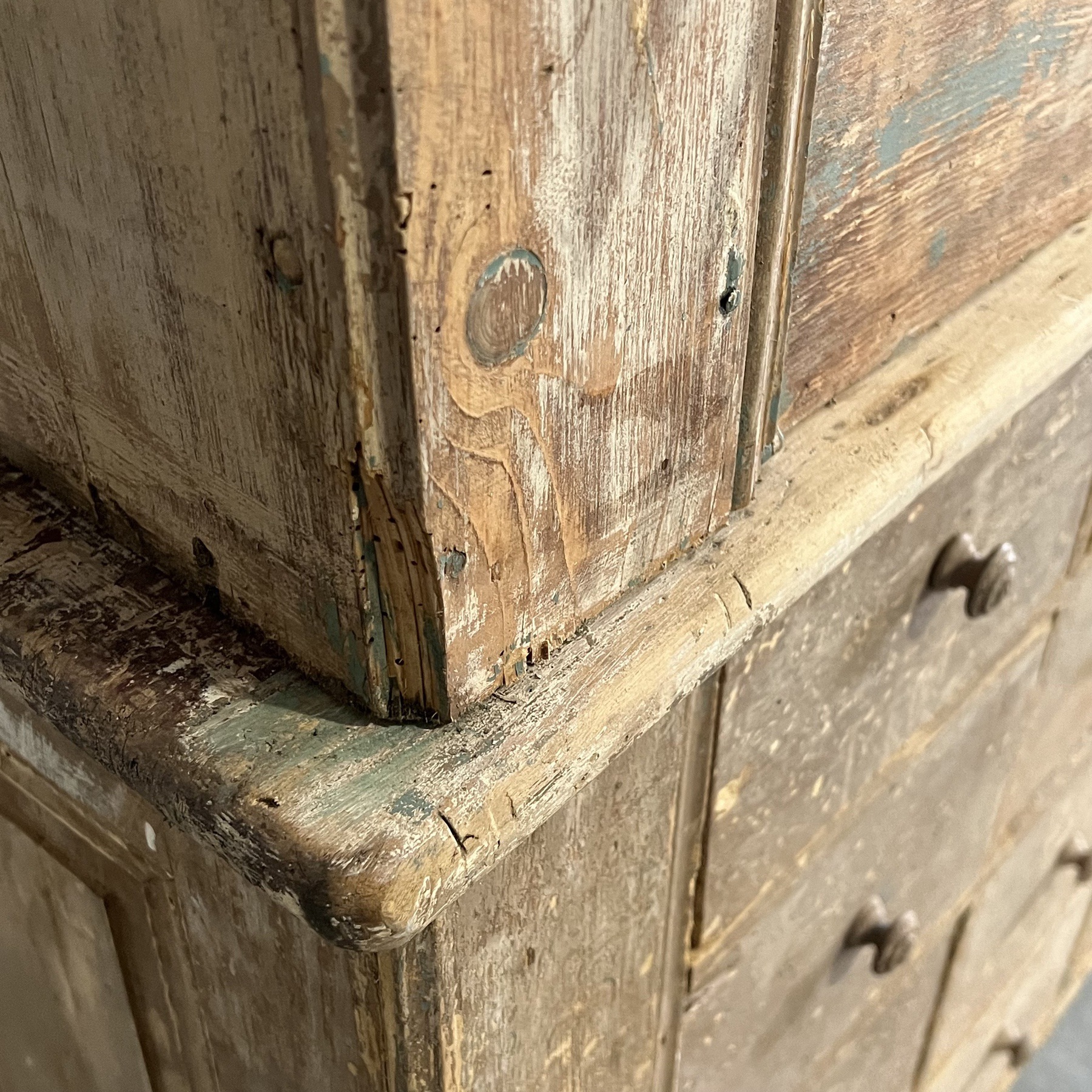 objet-vagabond-painted-cabinet0009