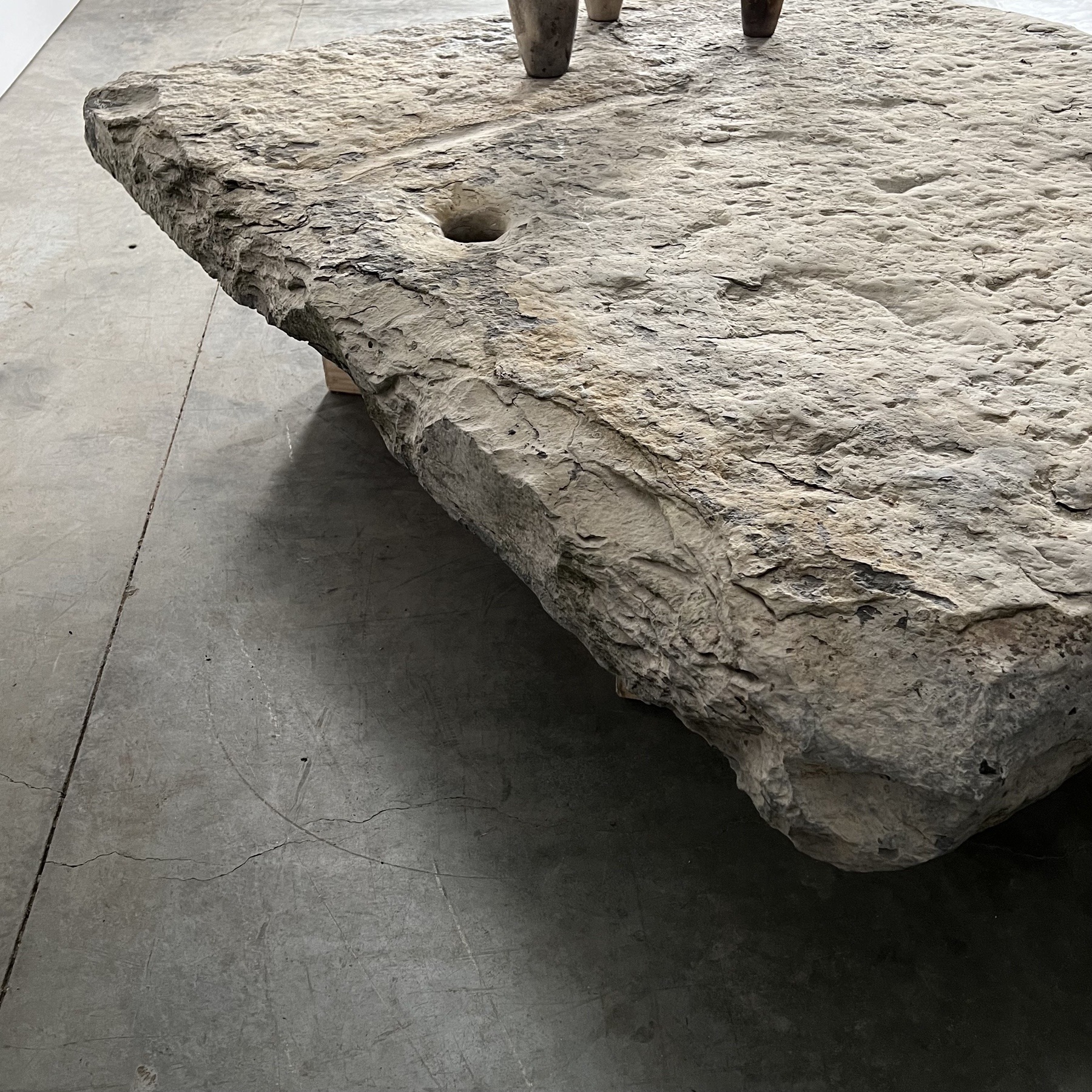 objet-vagabond-stone-table0006