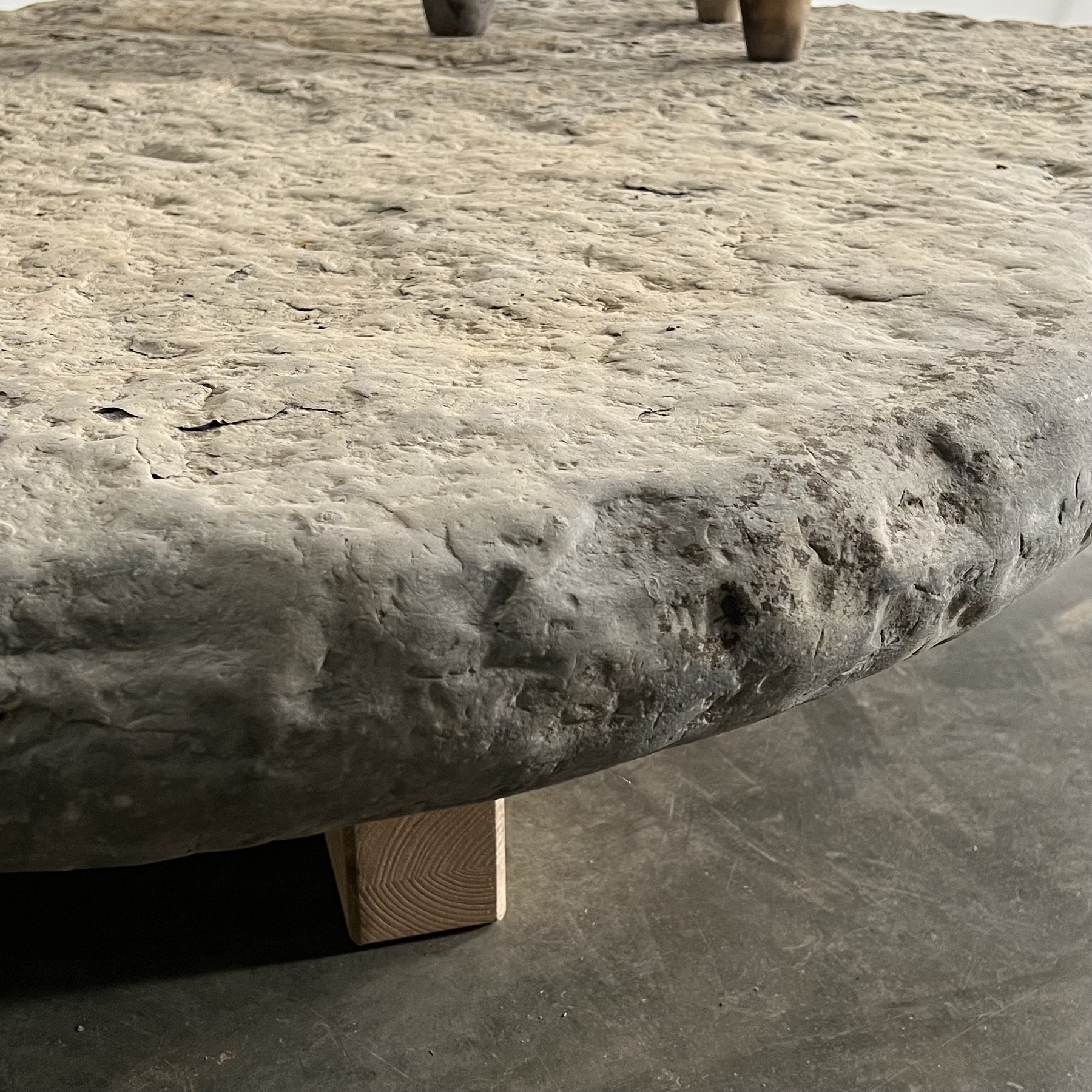 objet-vagabond-stone-table0007