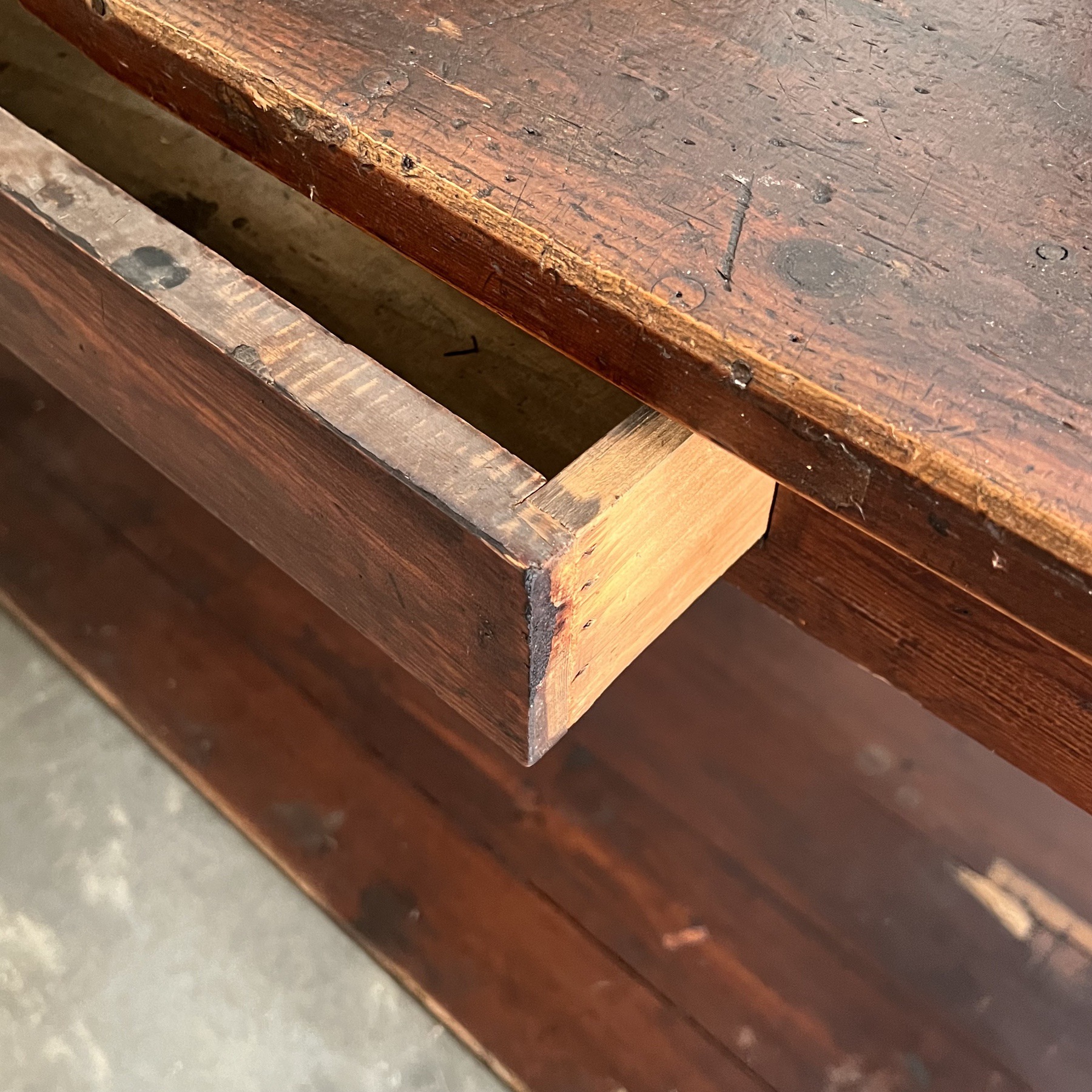 objet-vagabond-draper-table0002