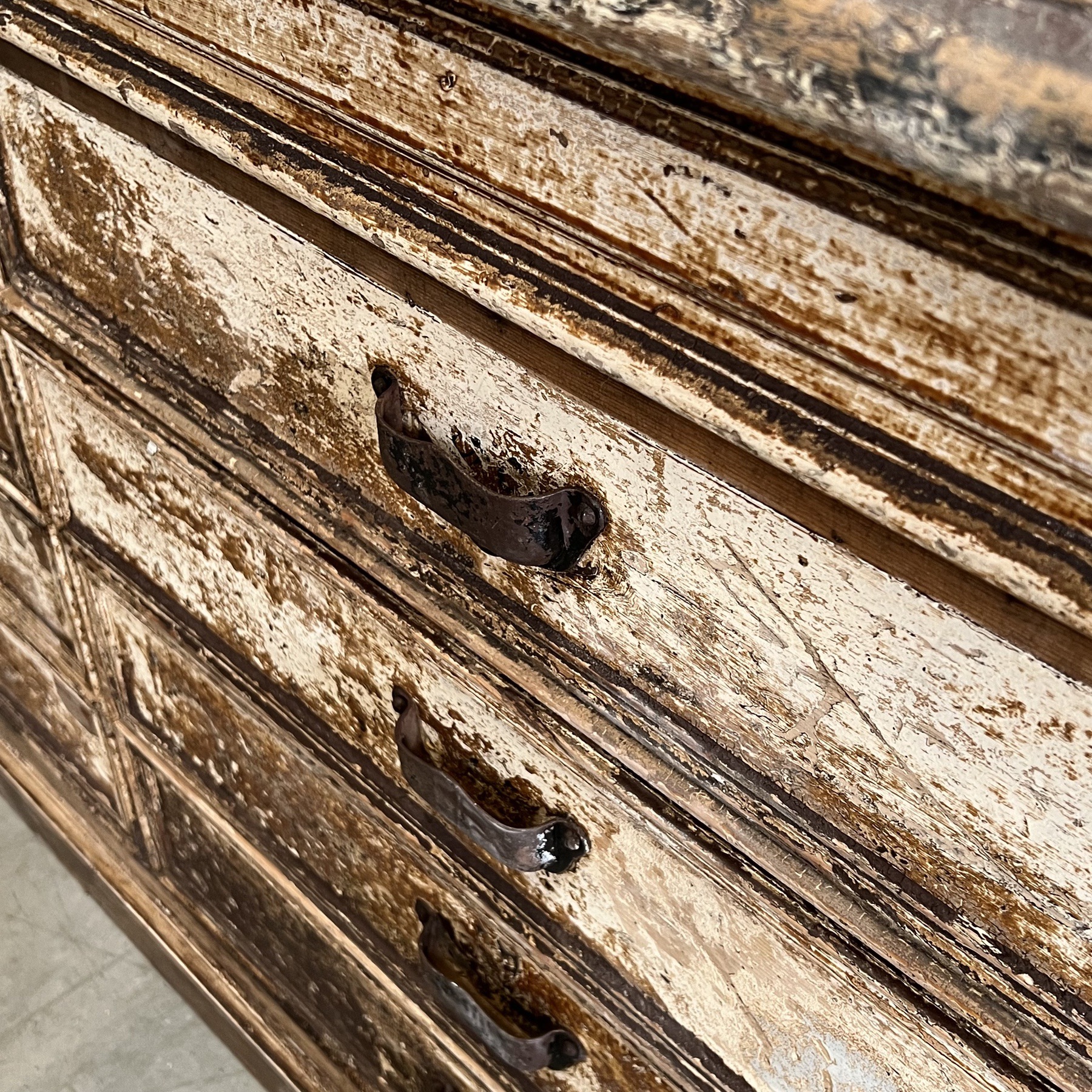 objet-vagabond-painted-chest0004