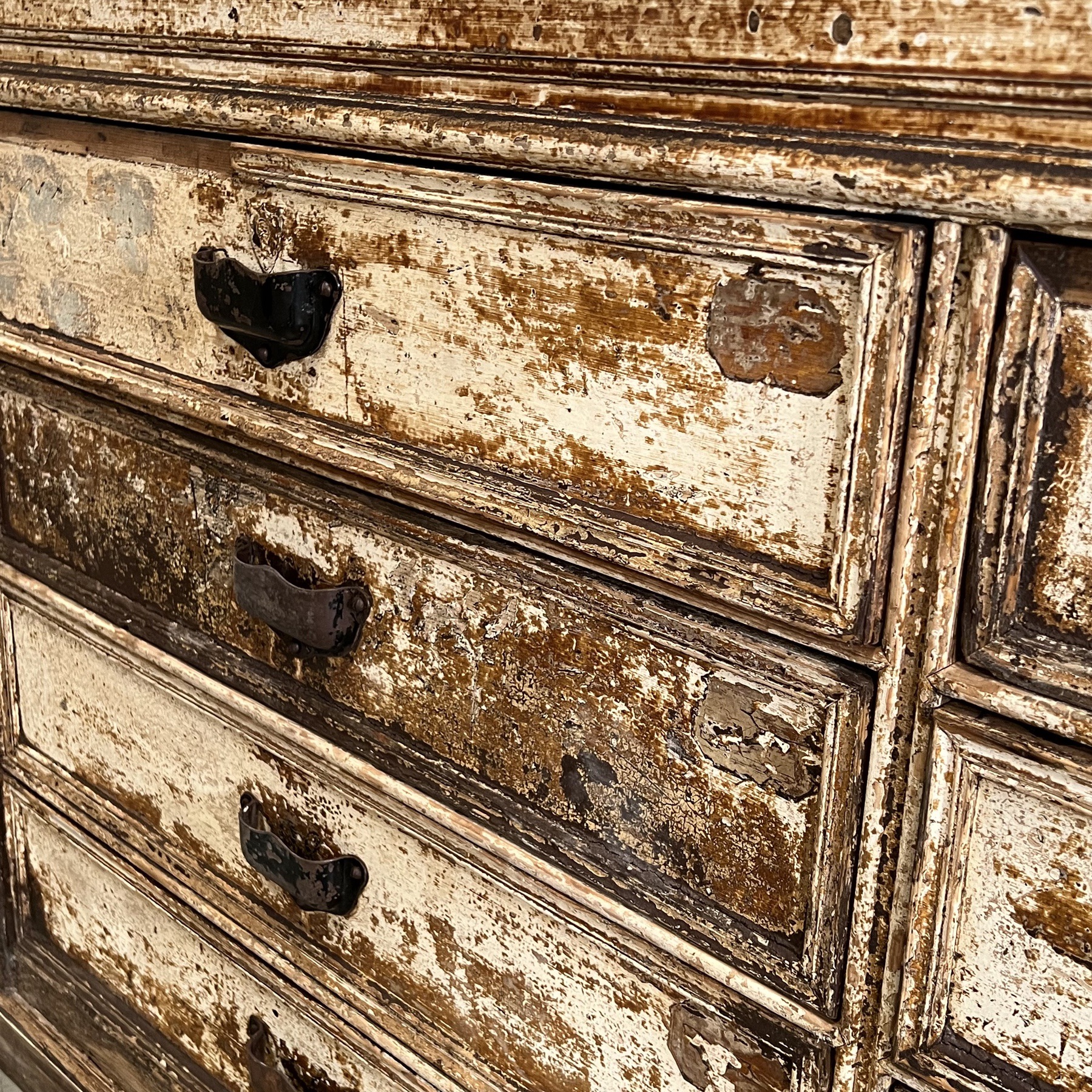 objet-vagabond-painted-chest0005