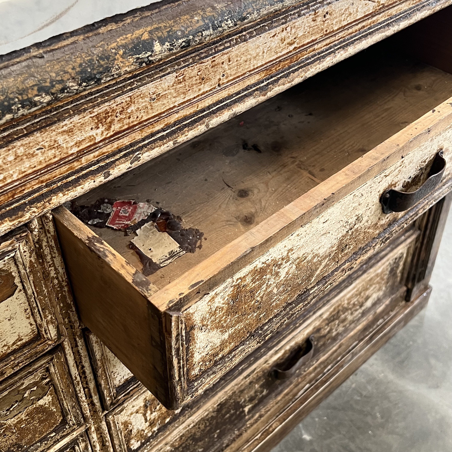 objet-vagabond-painted-chest0007