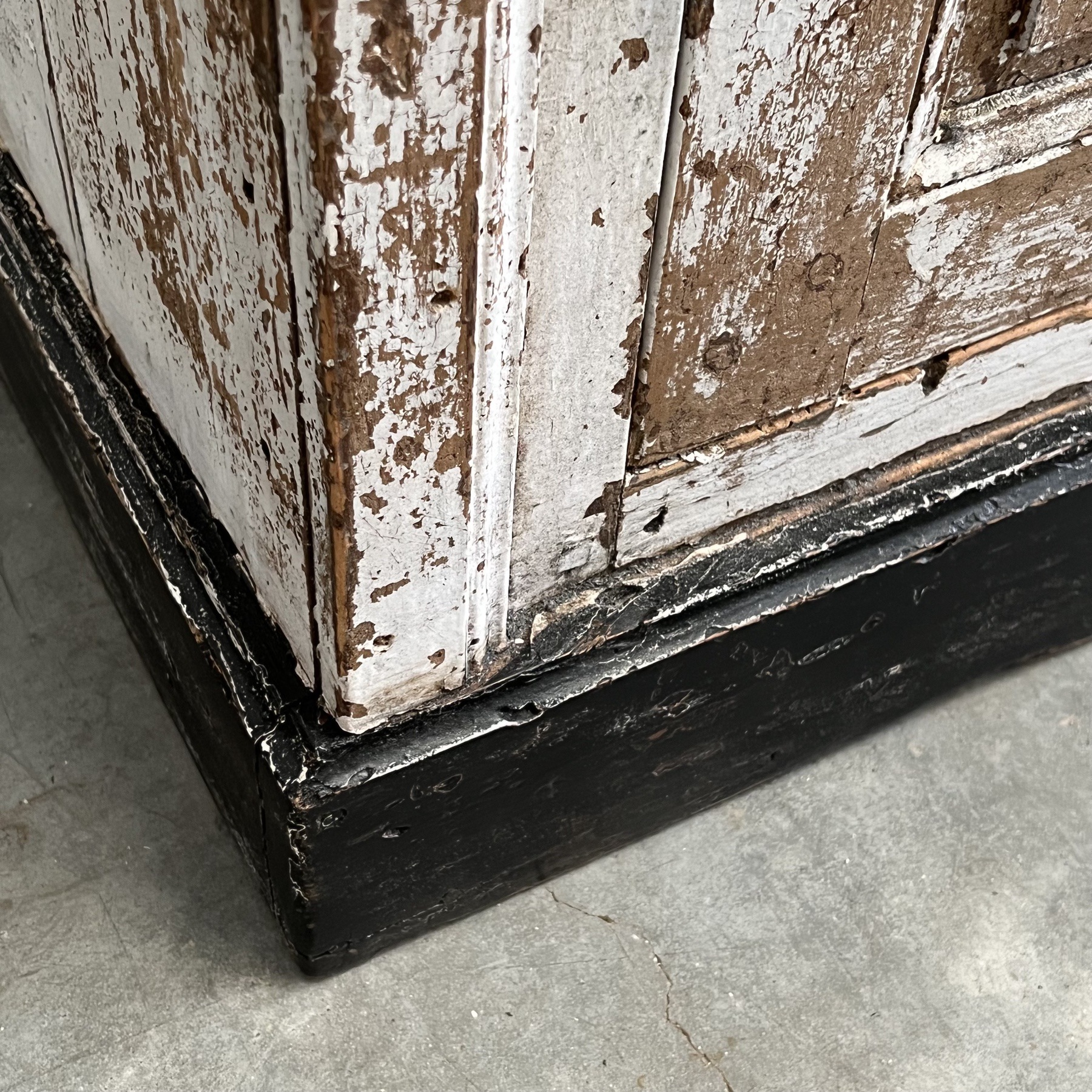 objet-vagabond-painted-cupboard0005