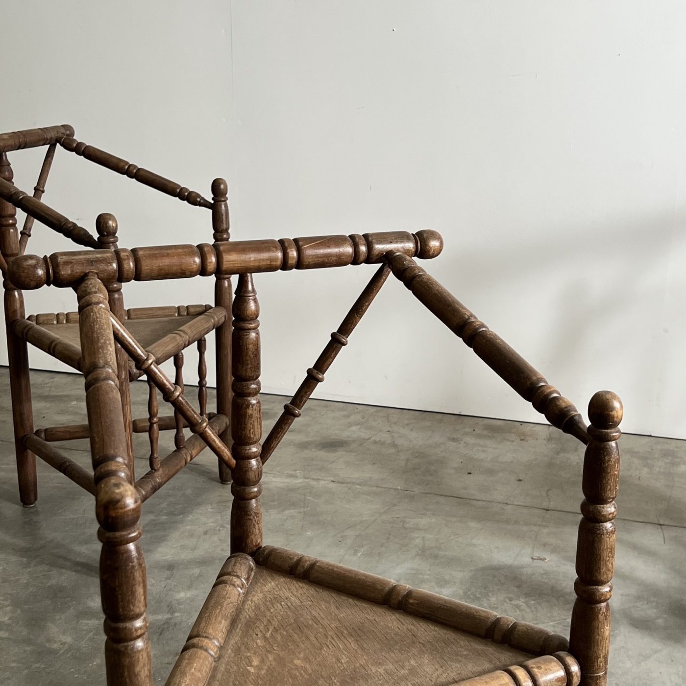 objet-vagabond-tripod-chairs0002
