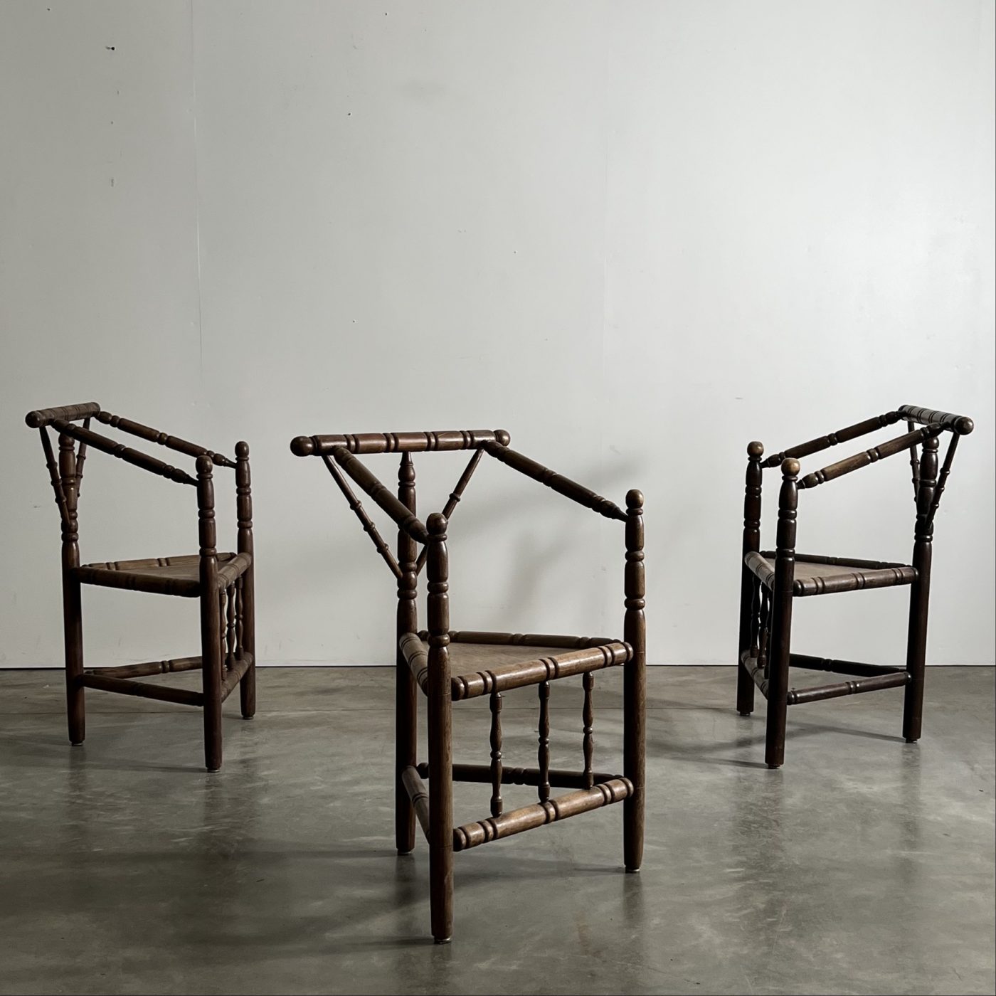 objet-vagabond-tripod-chairs0003